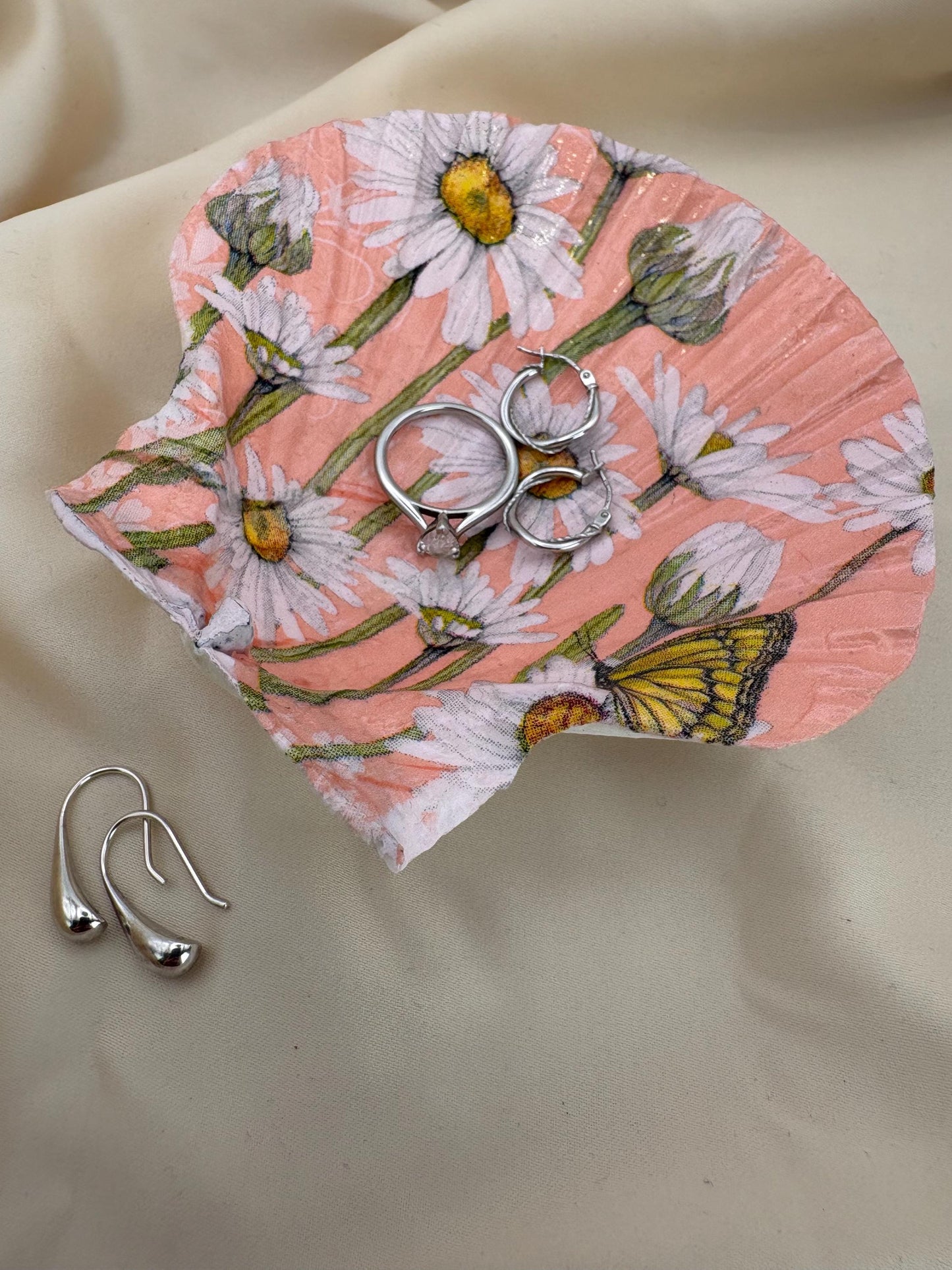 Decoupaged Scallop Shell Ring Dish – Daisy Butterfly Design, Peach Color