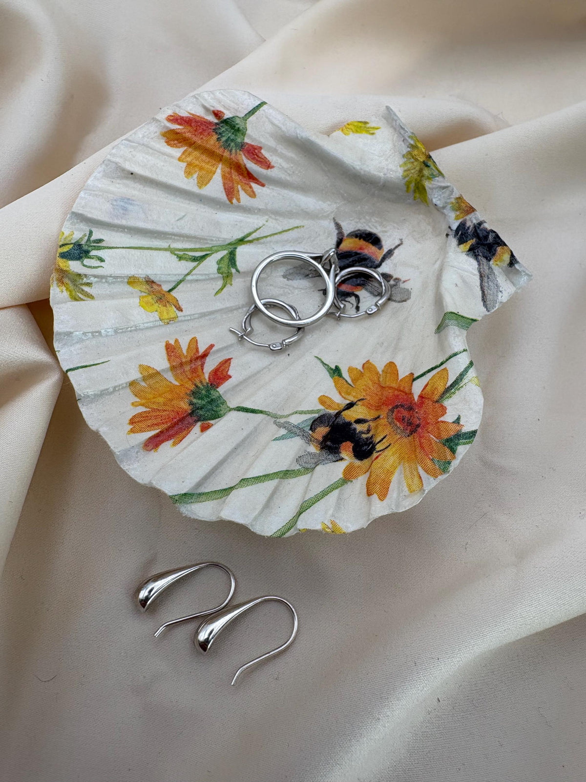 Decoupaged Scallop Shell Ring Dish – Floral Bee Design, Pearl Feet