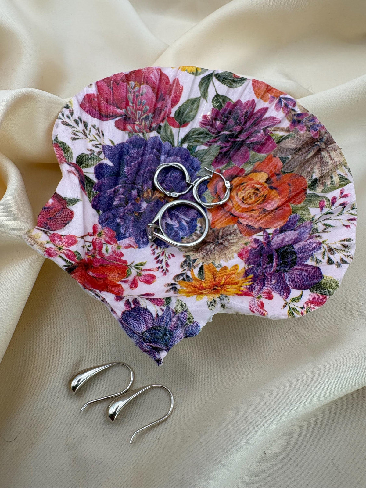 Floral Scallop Shell Ring Dish – Decoupaged Trinket Holder with Pearl Feet