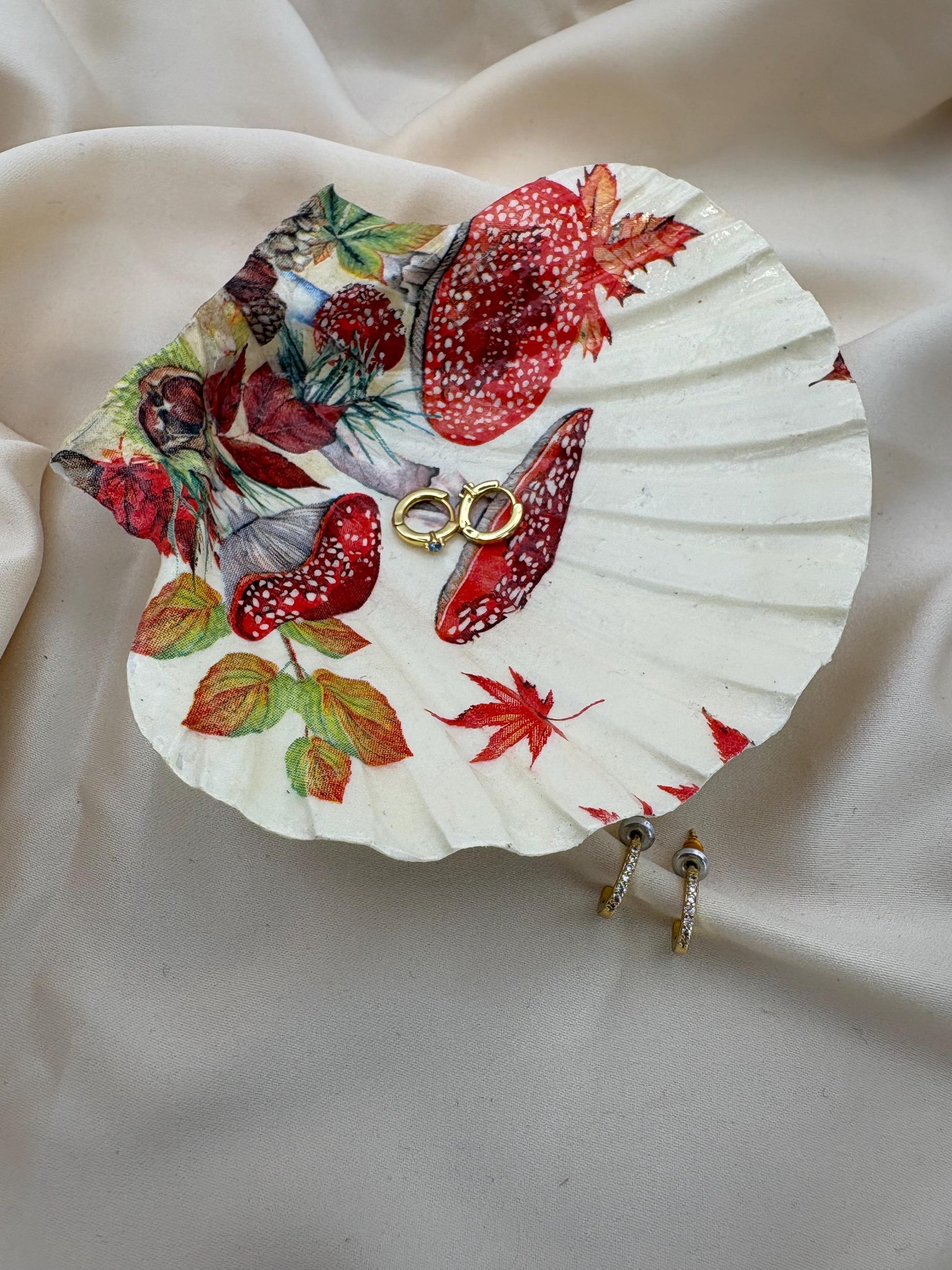 Toadstool Scallop Trinket Shell Ring Dish - Cream