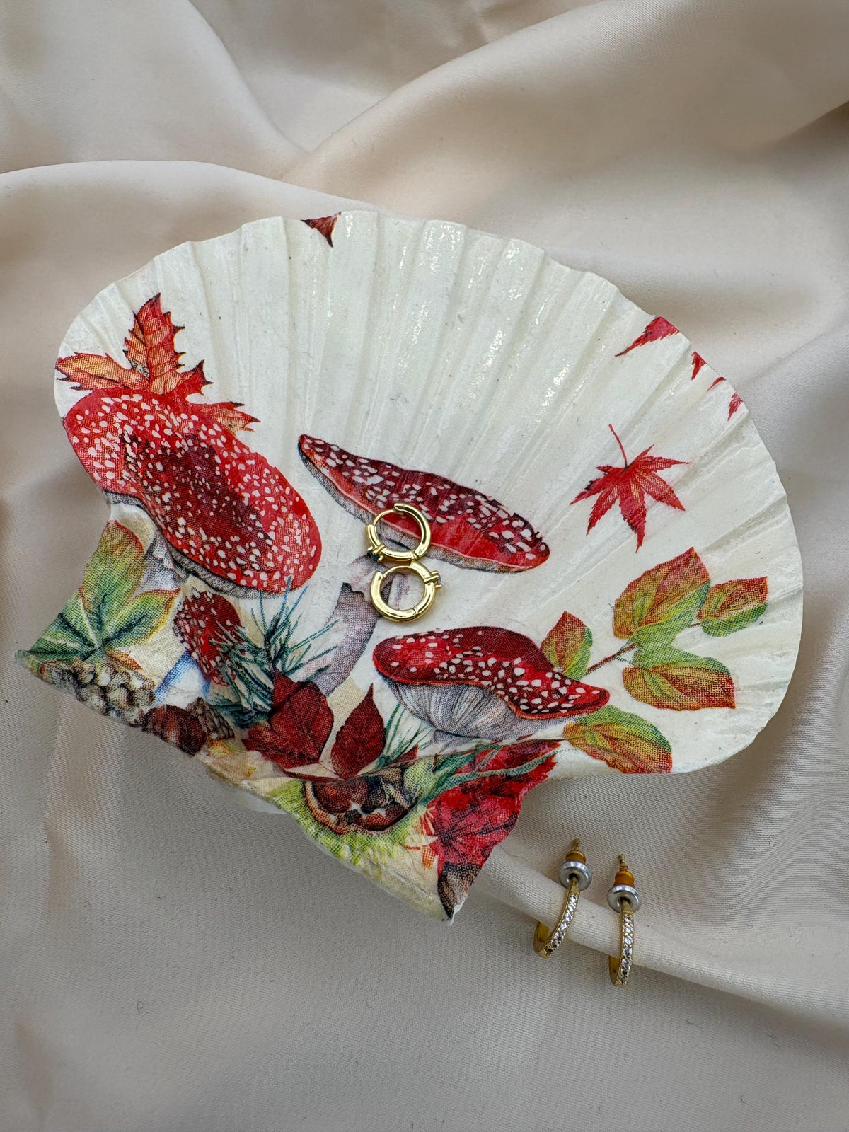 Toadstool Scallop Trinket Shell Ring Dish - Cream