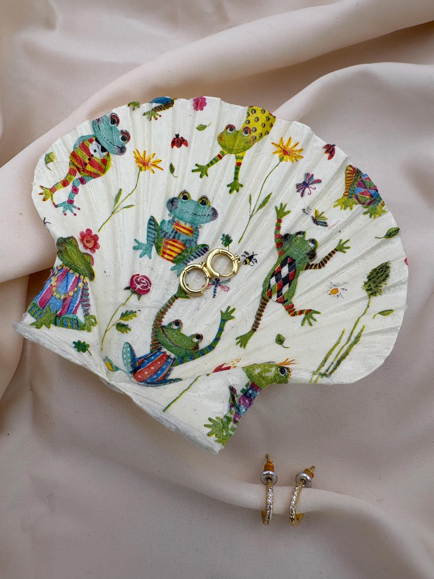 Decoupaged Scallop Shell Trinket Dish with Frogs – Ring Holder
