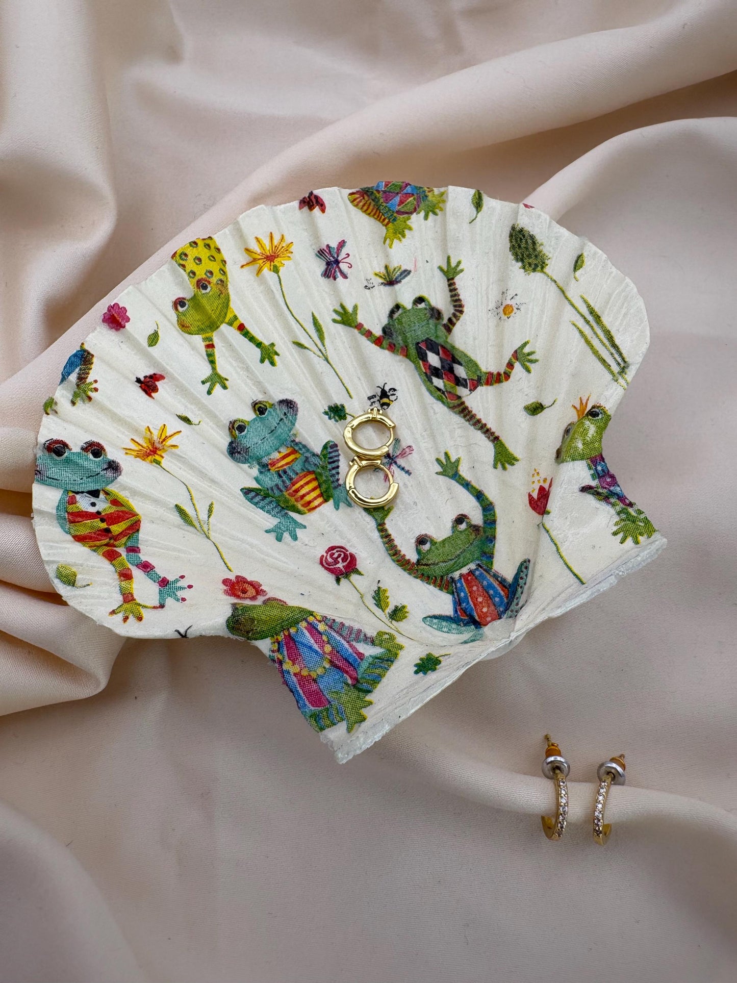 Decoupaged Scallop Shell Trinket Dish with Frogs – Ring Holder