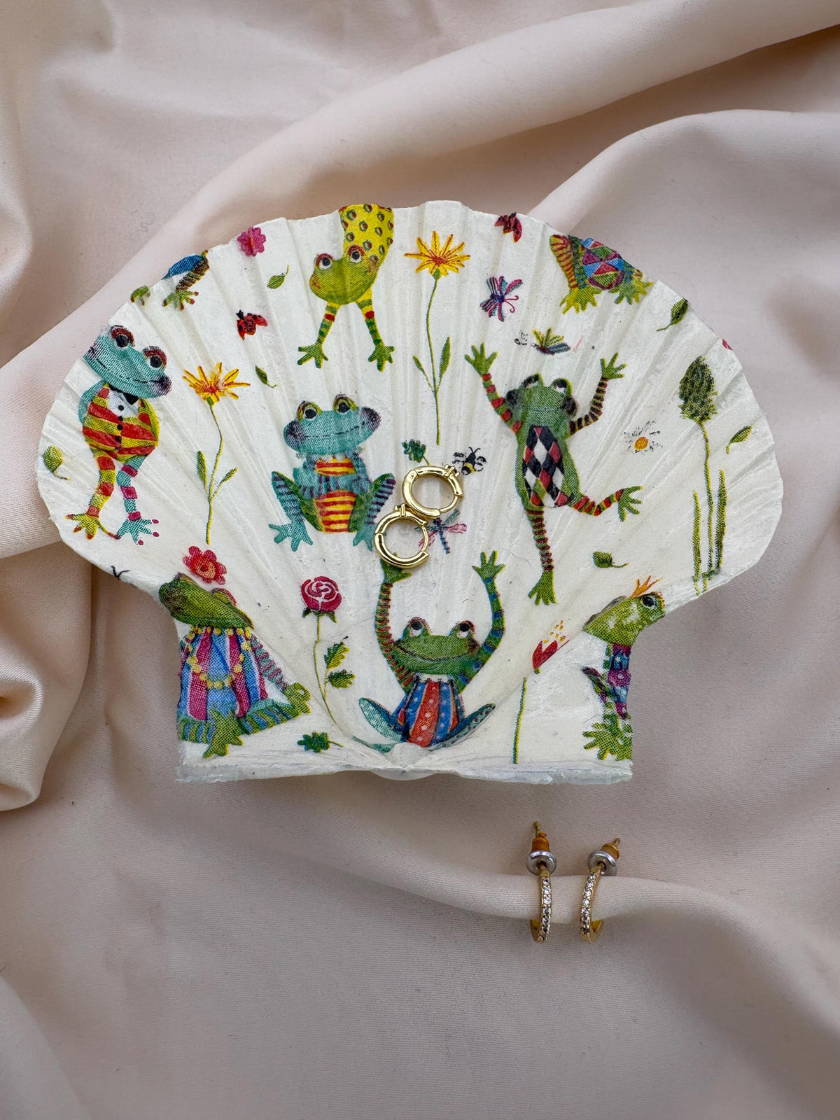Decoupaged Scallop Shell Trinket Dish with Frogs – Ring Holder