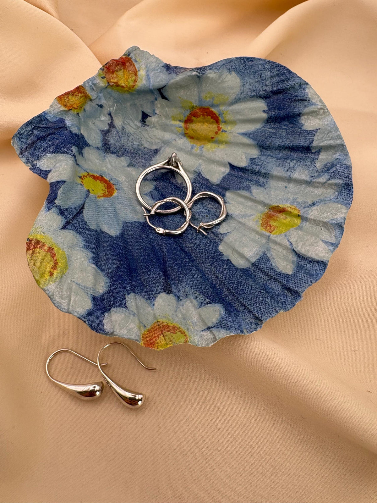 Decoupaged Daisy Scallop Shell Ring Dish – Pearl Feet Holder - Blue and White Decor