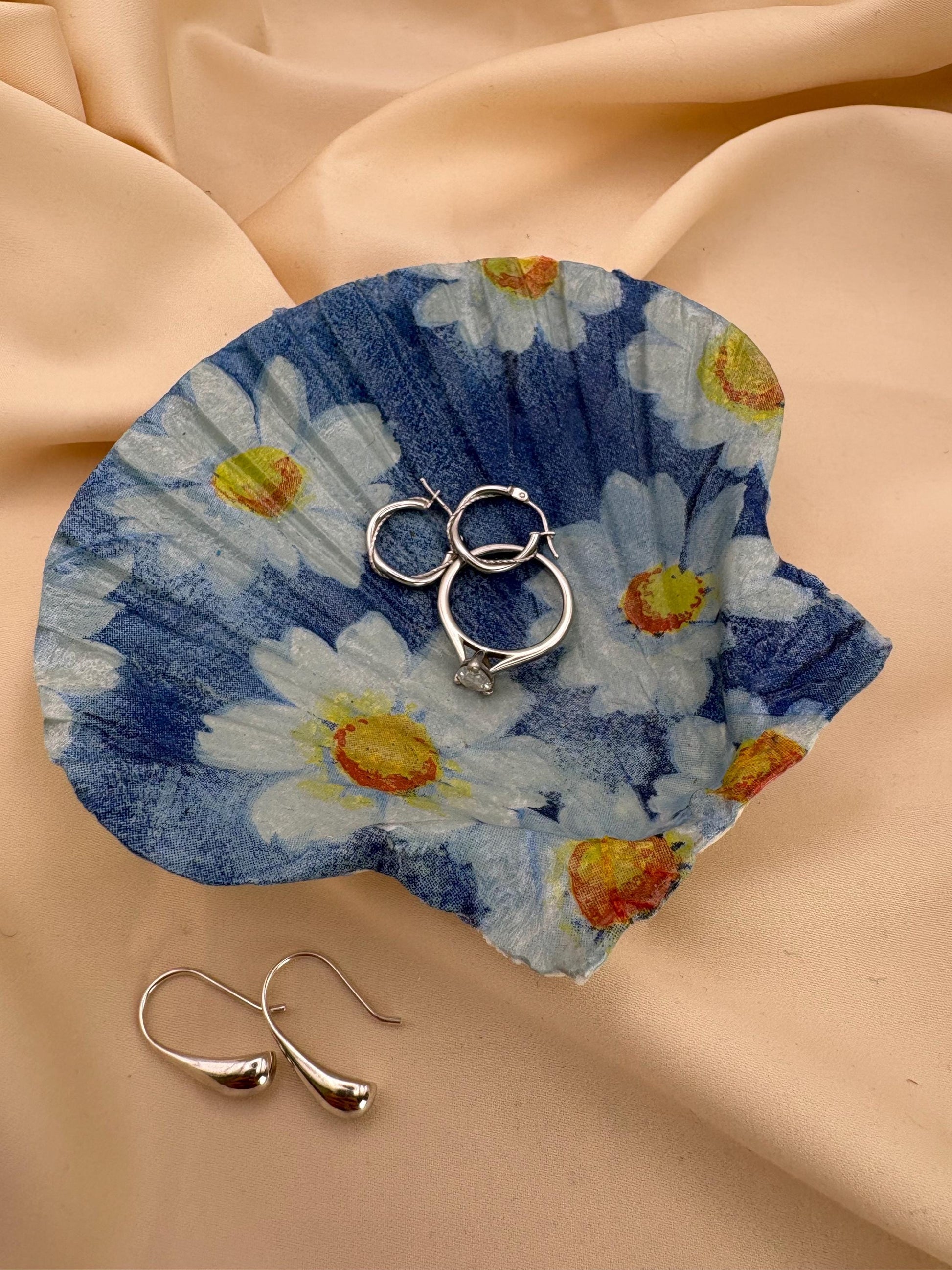 Decoupaged Daisy Scallop Shell Ring Dish – Pearl Feet Holder - Blue and White Decor