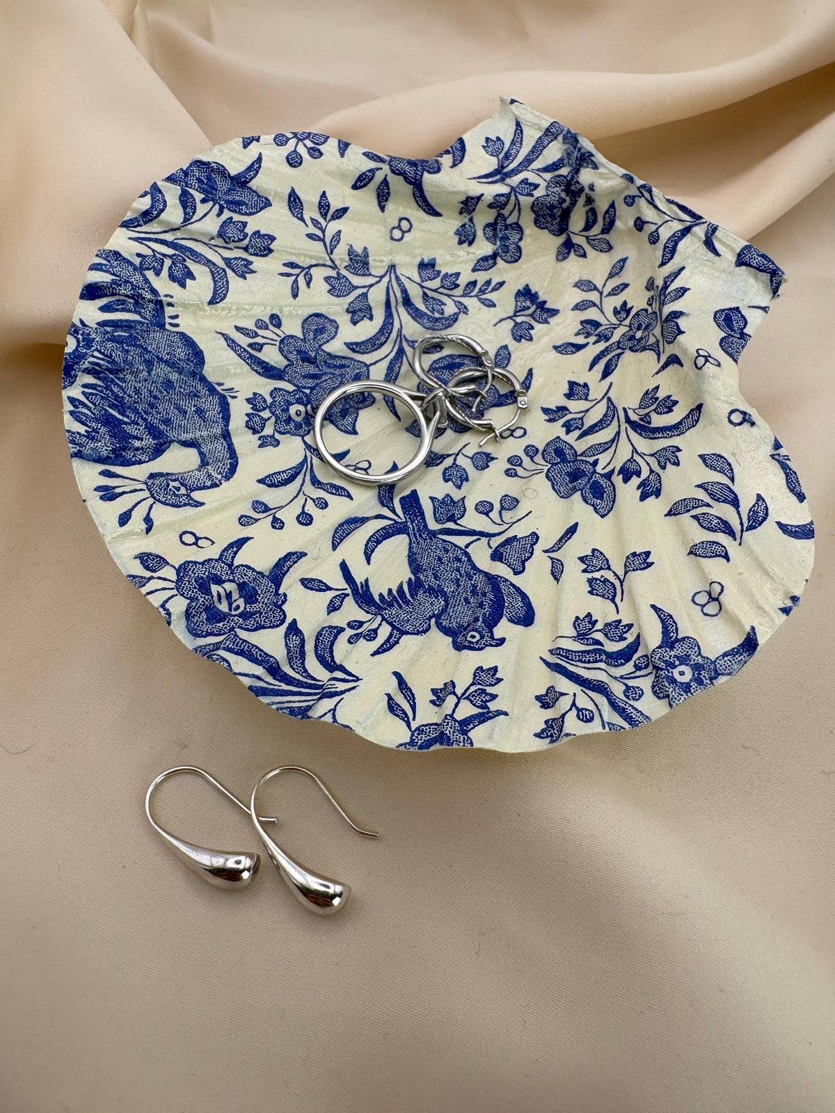Floral Scallop Trinket Shell Ring Dish - Blue and White