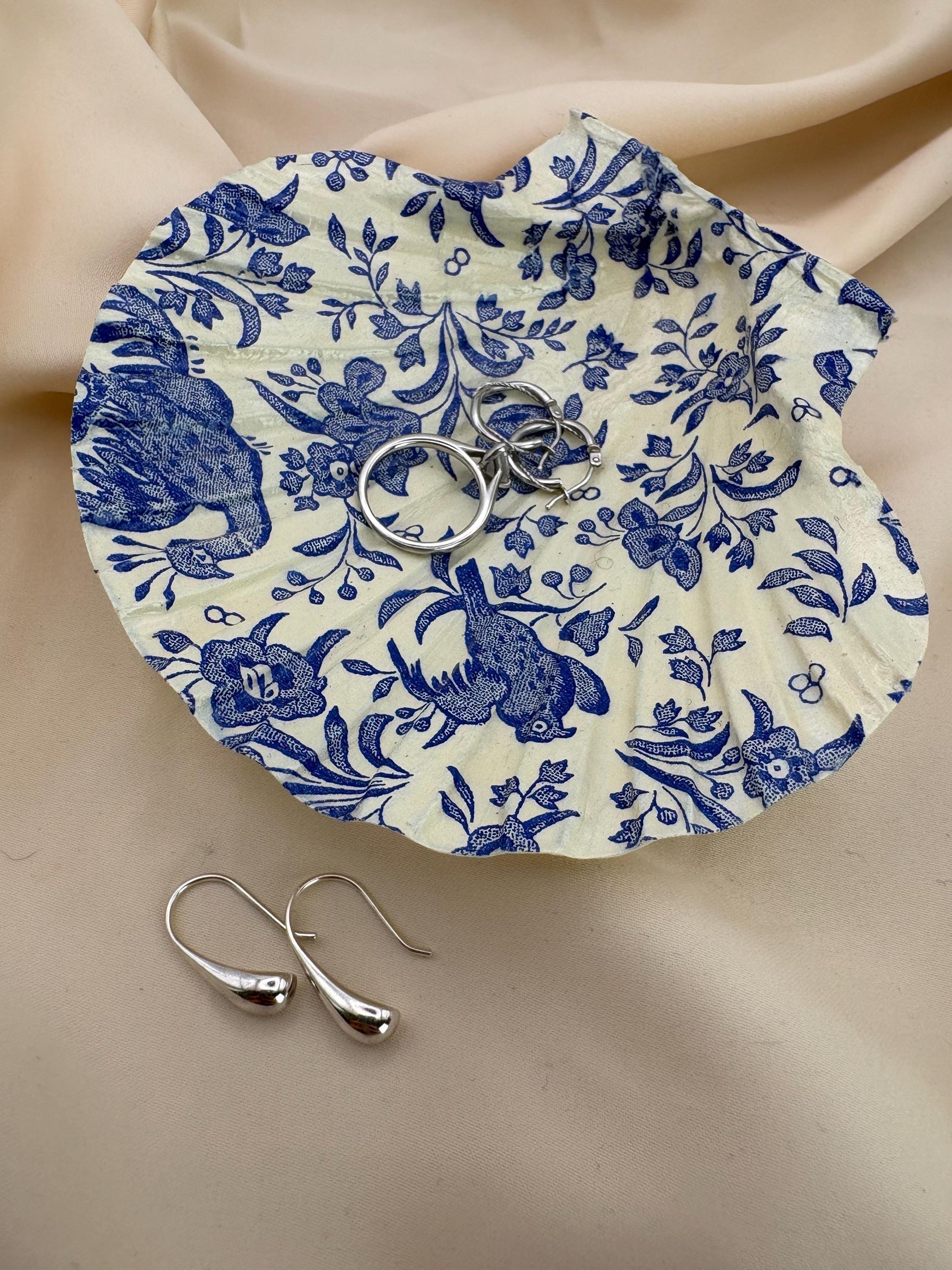 Floral Scallop Trinket Shell Ring Dish - Blue and White