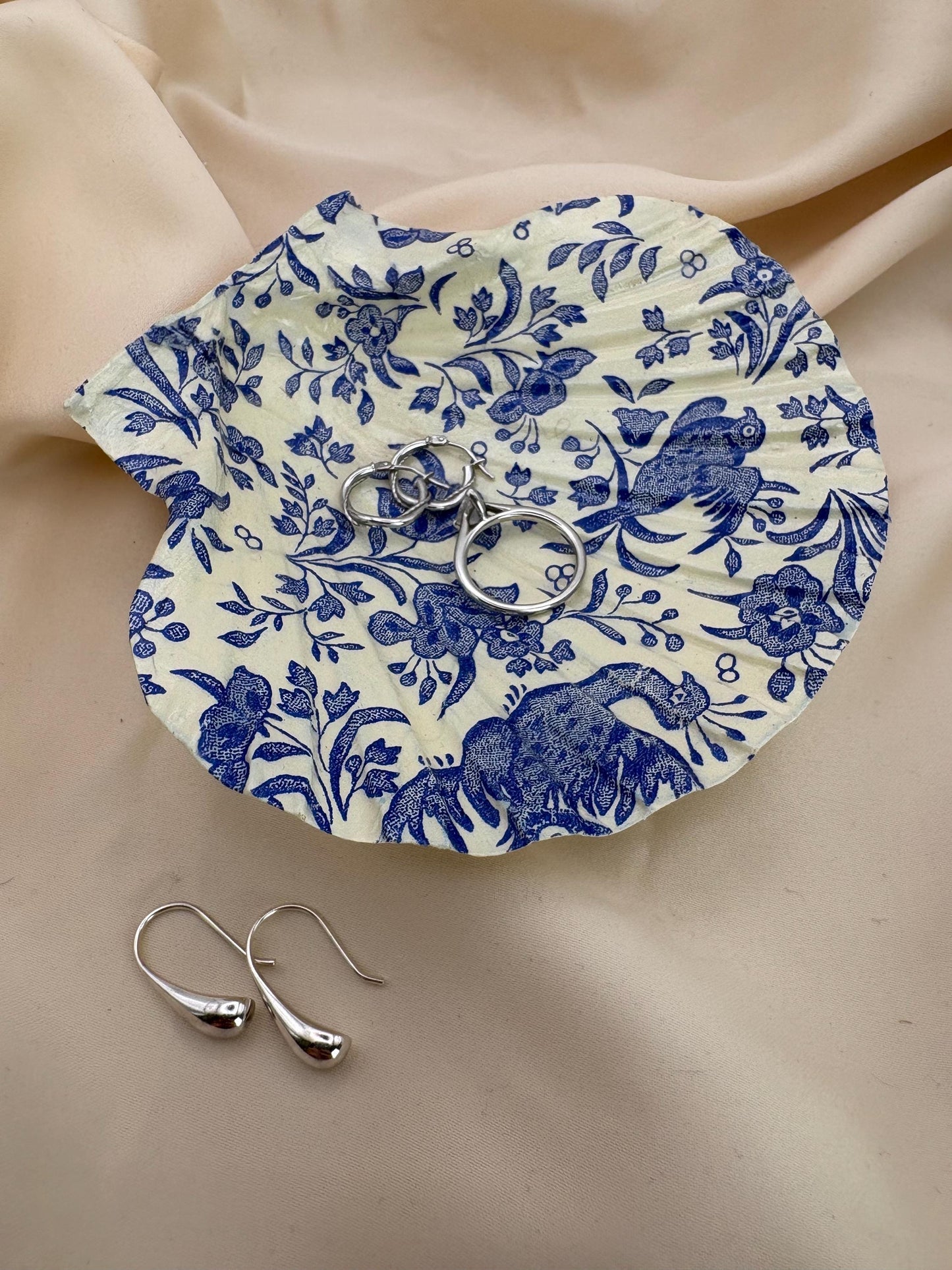 Floral Scallop Trinket Shell Ring Dish - Blue and White
