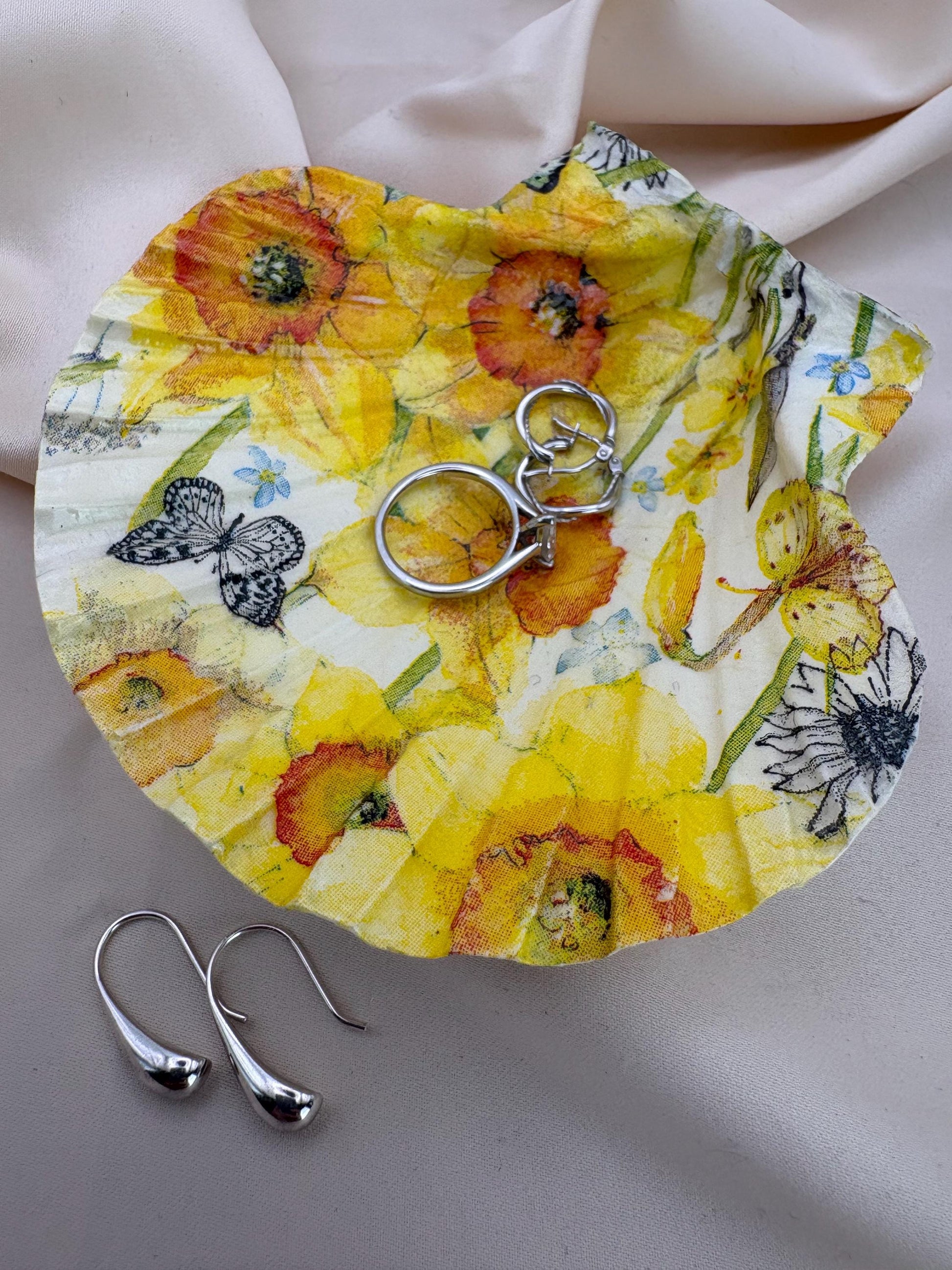 Decoupaged Scallop Shell Ring Dish – Yellow Floral Butterfly Design – 9-10cm