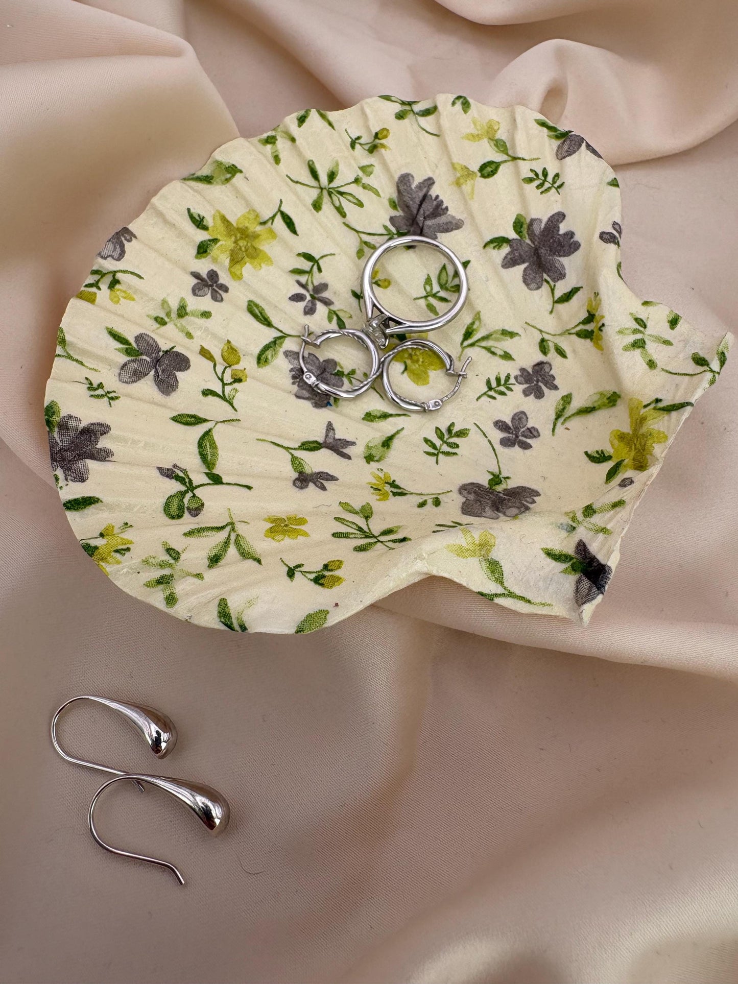 Floral Scallop Trinket Shell Ring Dish - Cream