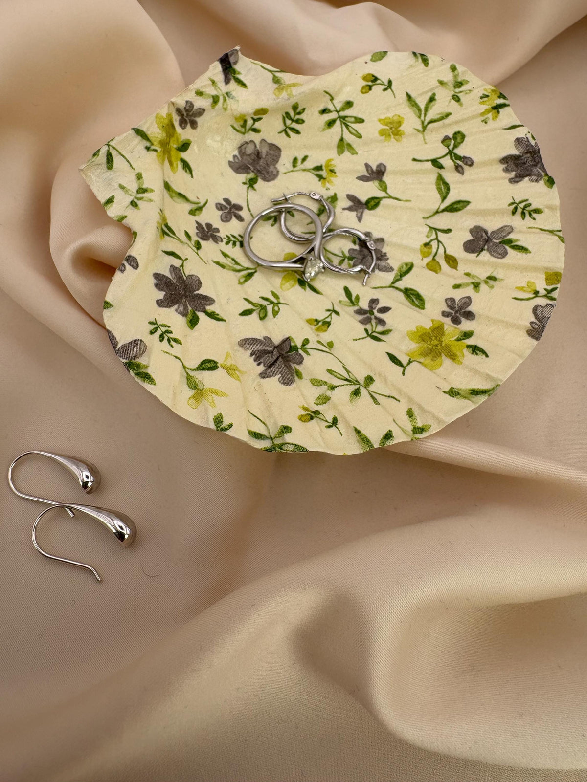 Floral Scallop Trinket Shell Ring Dish - Cream