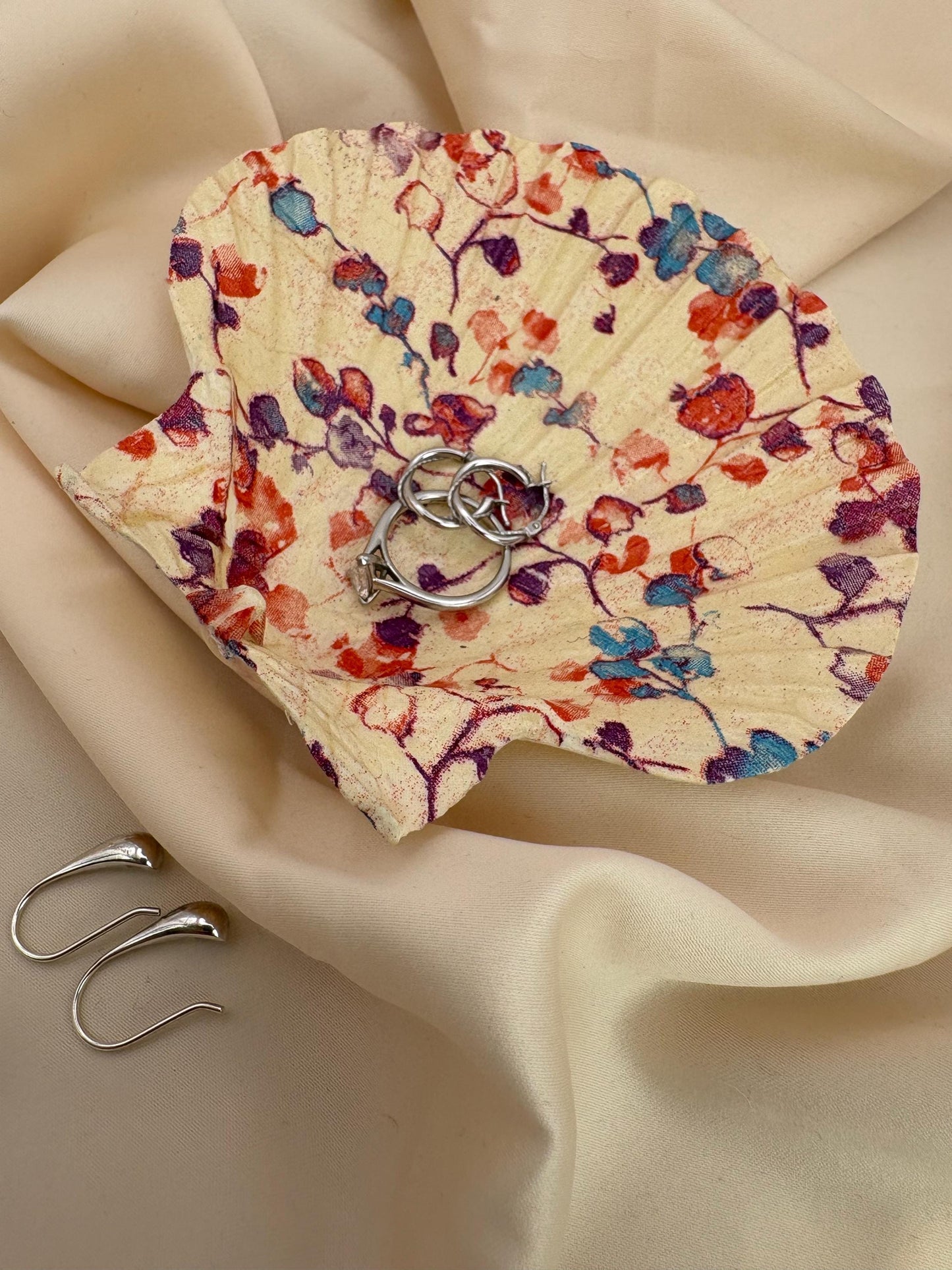 Decoupaged Scallop Shell Ring Dish – Floral Pattern, Pearl Feet (11-12cm)