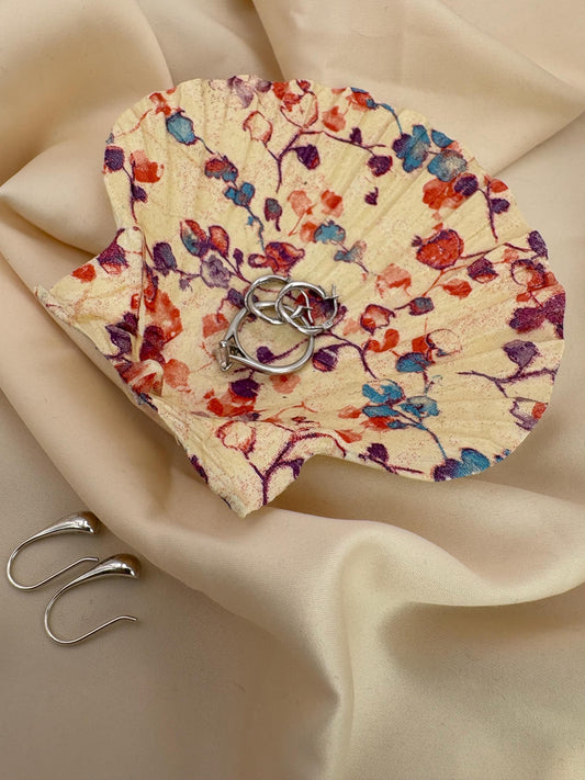Decoupaged Scallop Shell Ring Dish – Floral Pattern, Pearl Feet (11-12cm)