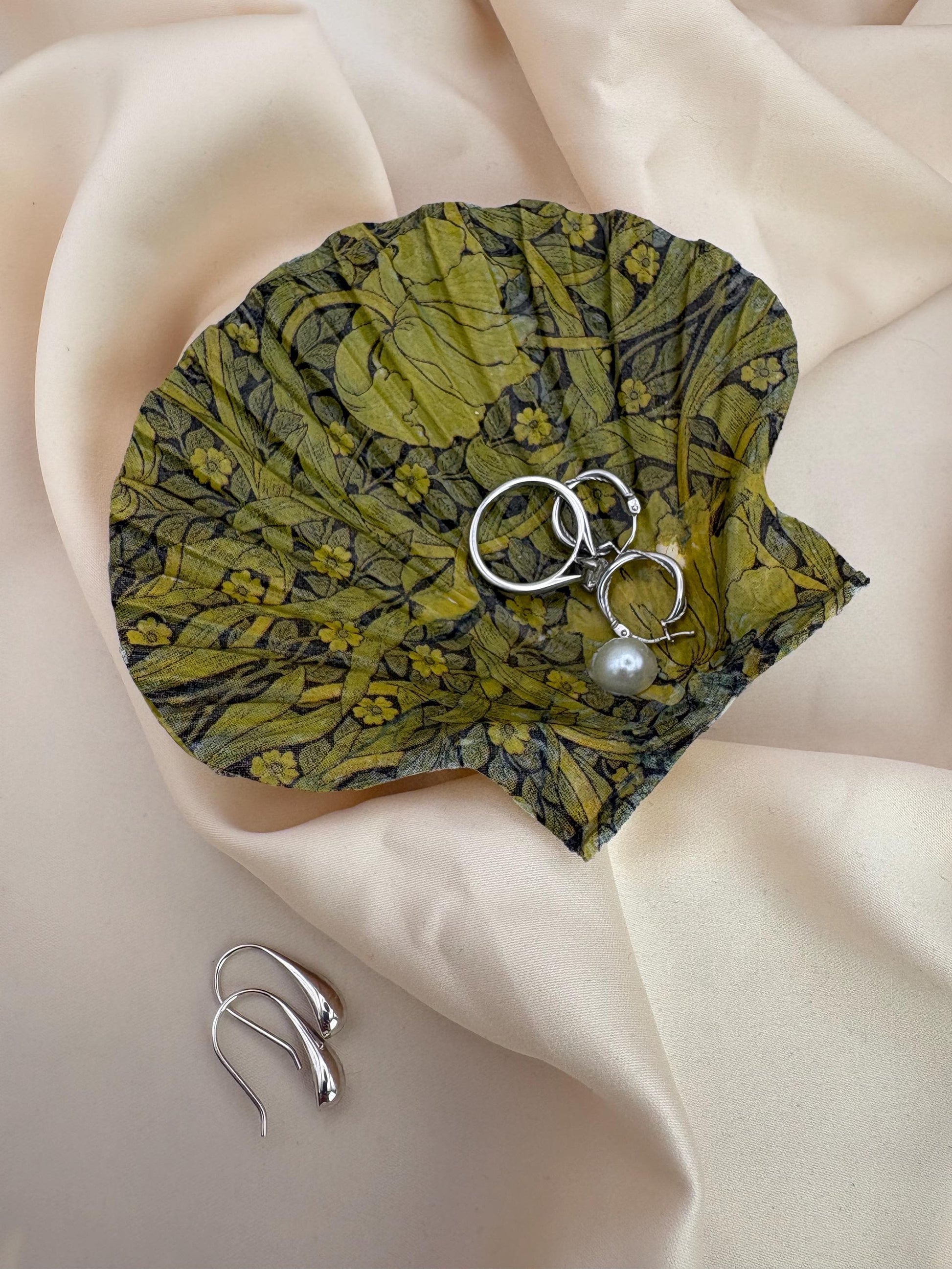 Floral Scallop Trinket Shell Ring Dish - Khaki