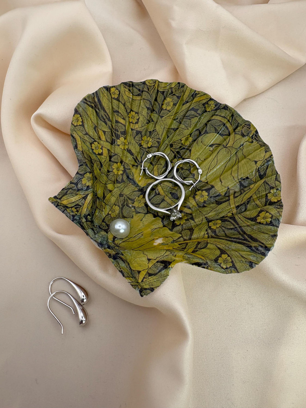 Floral Scallop Trinket Shell Ring Dish - Khaki