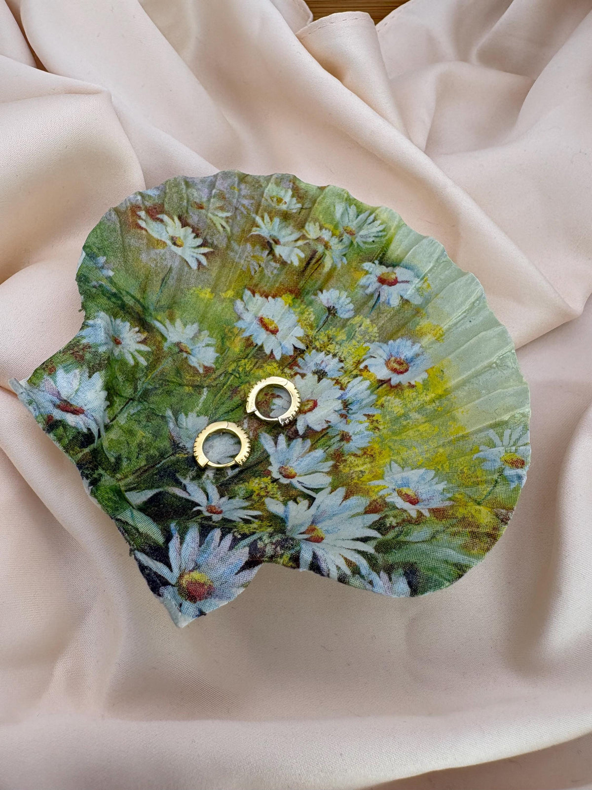 Decoupaged Daisy Scallop Shell Ring Dish – Pearl Feet Trinket Holder