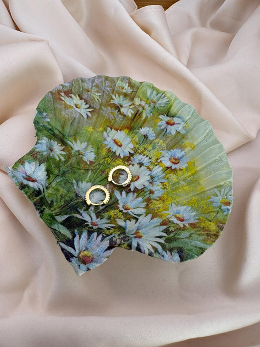 Decoupaged Daisy Scallop Shell Ring Dish – Pearl Feet Trinket Holder