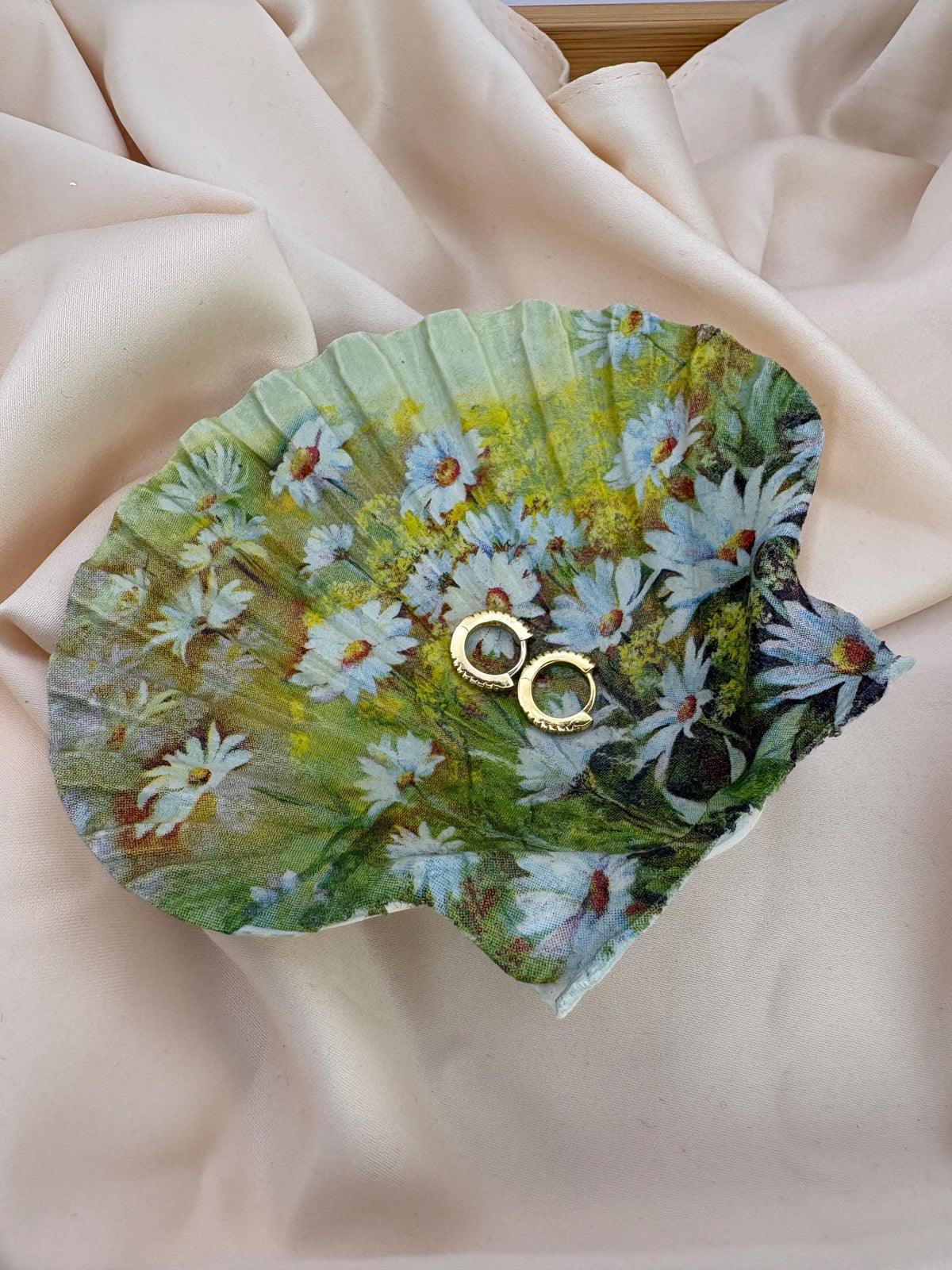 Decoupaged Daisy Scallop Shell Ring Dish – Pearl Feet Trinket Holder