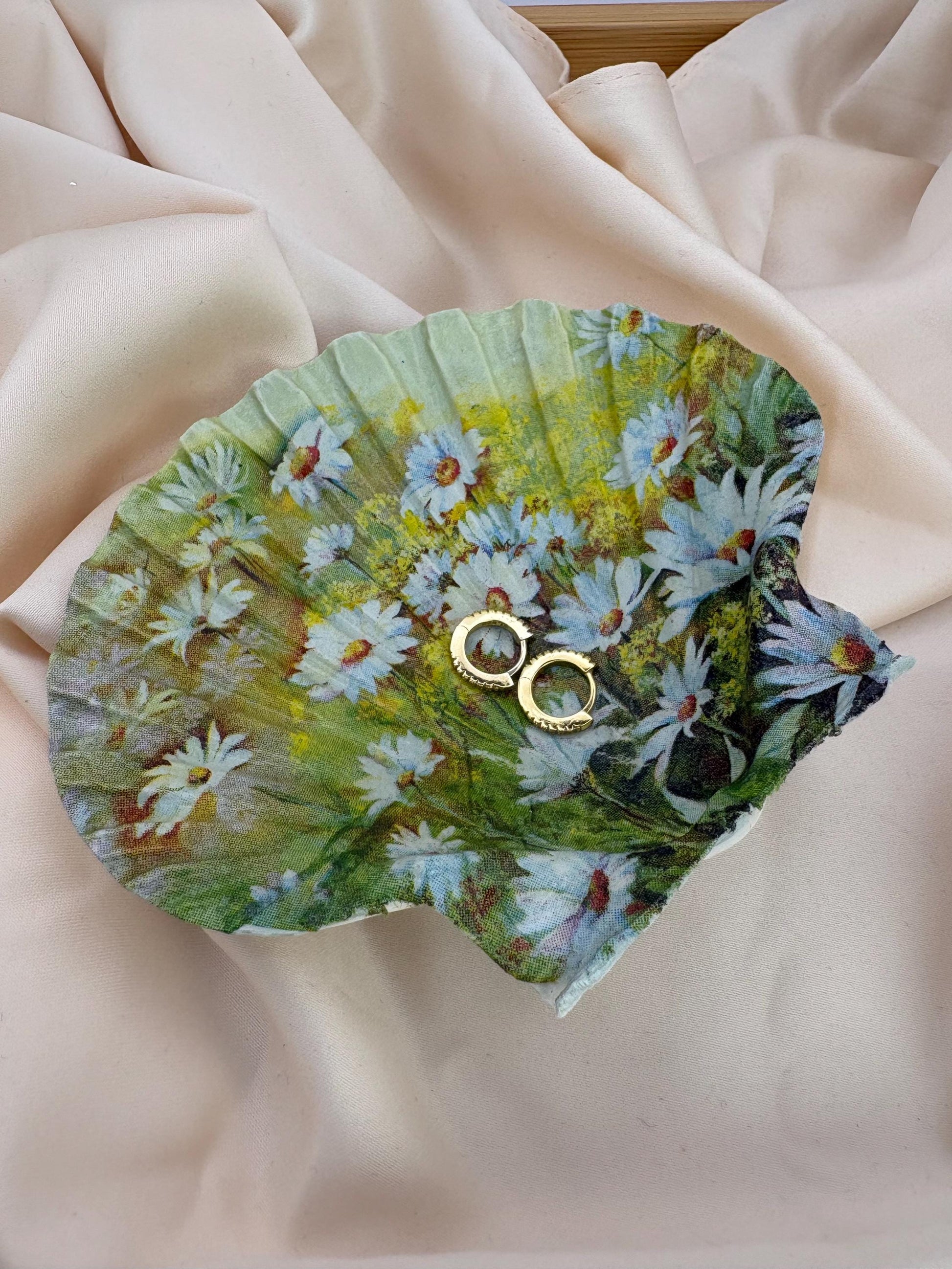 Decoupaged Daisy Scallop Shell Ring Dish – Pearl Feet Trinket Holder