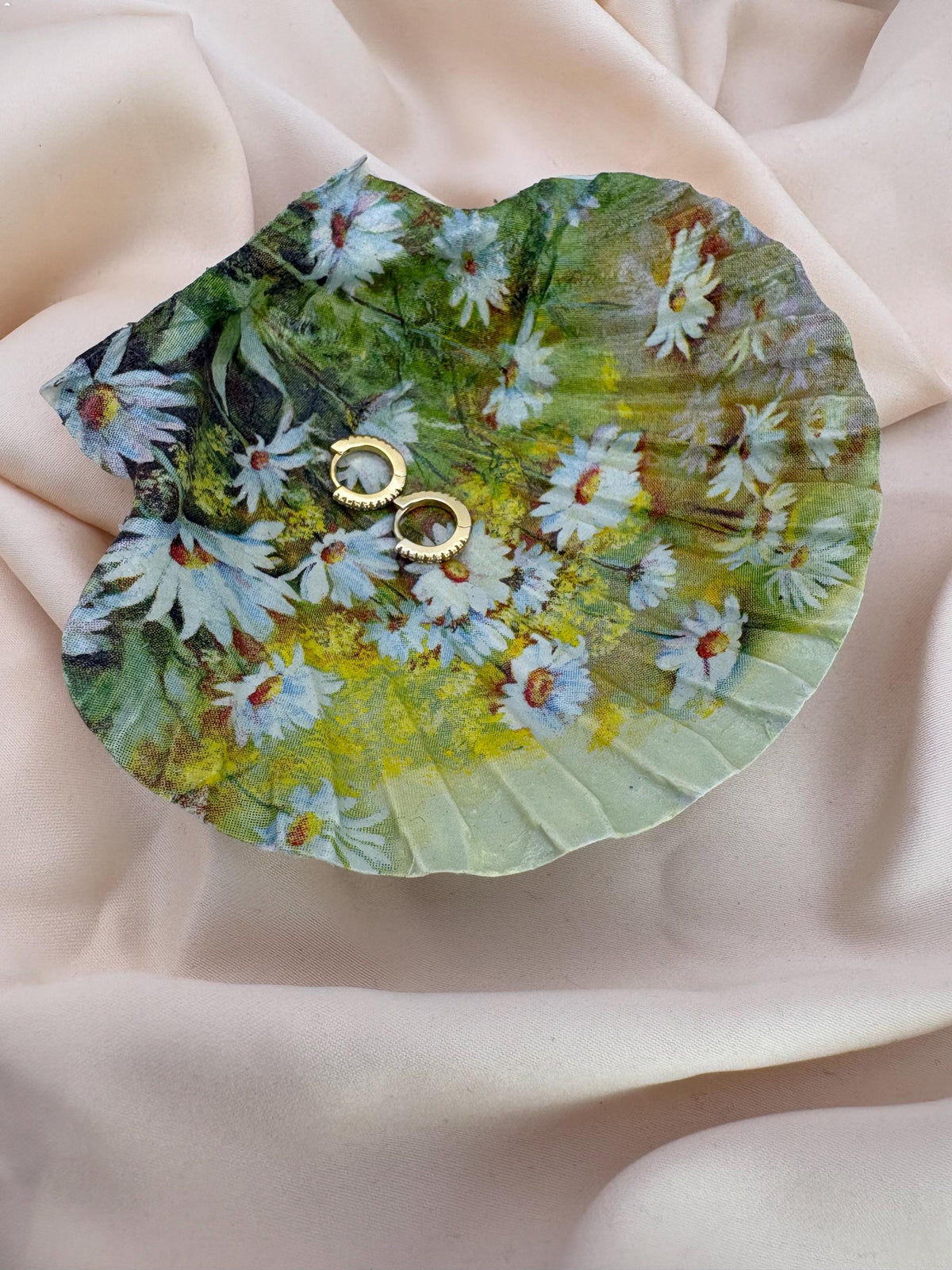 Decoupaged Daisy Scallop Shell Ring Dish – Pearl Feet Trinket Holder