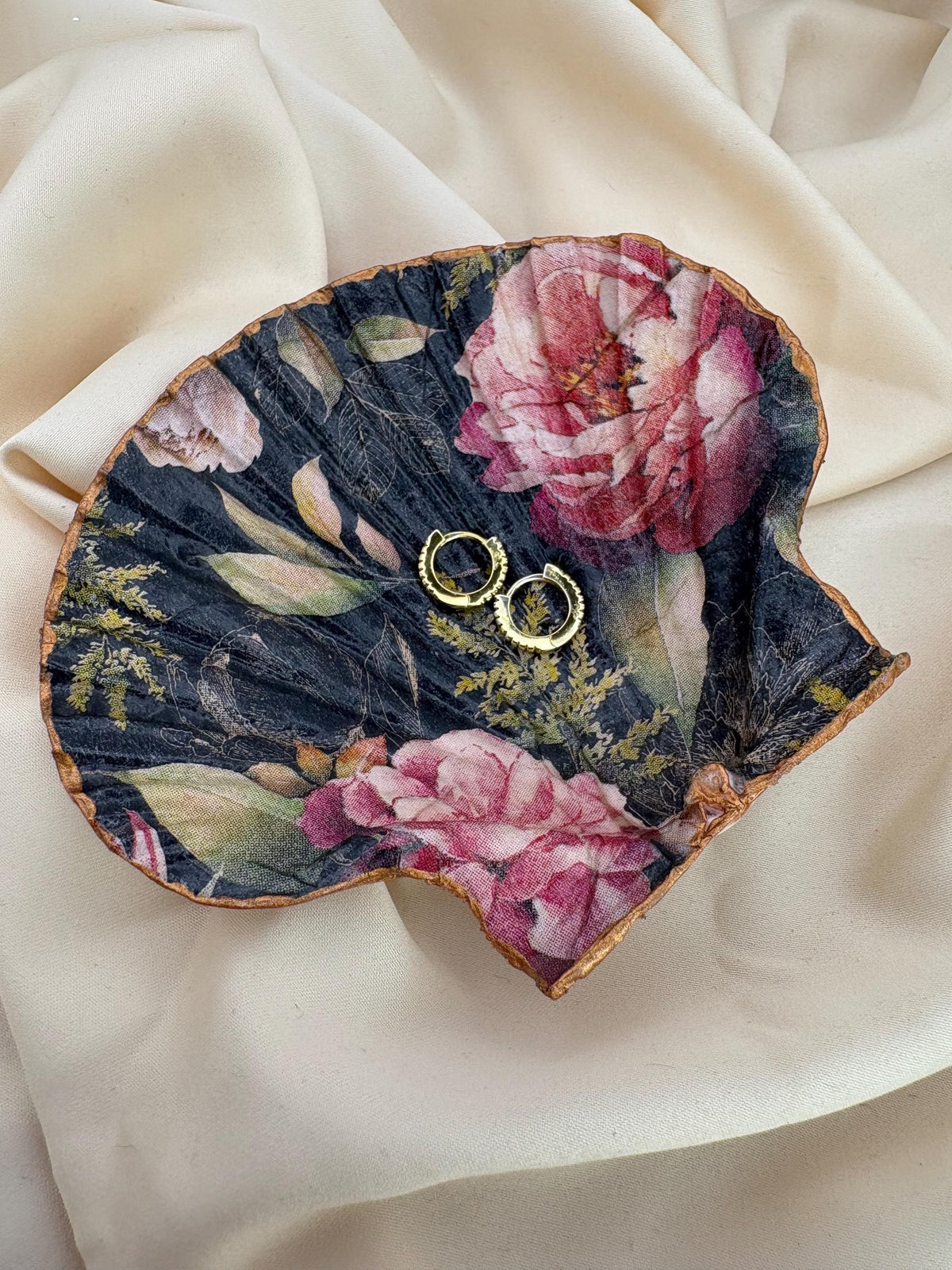 Floral Scallop Trinket Shell Ring Dish - Black/Pink