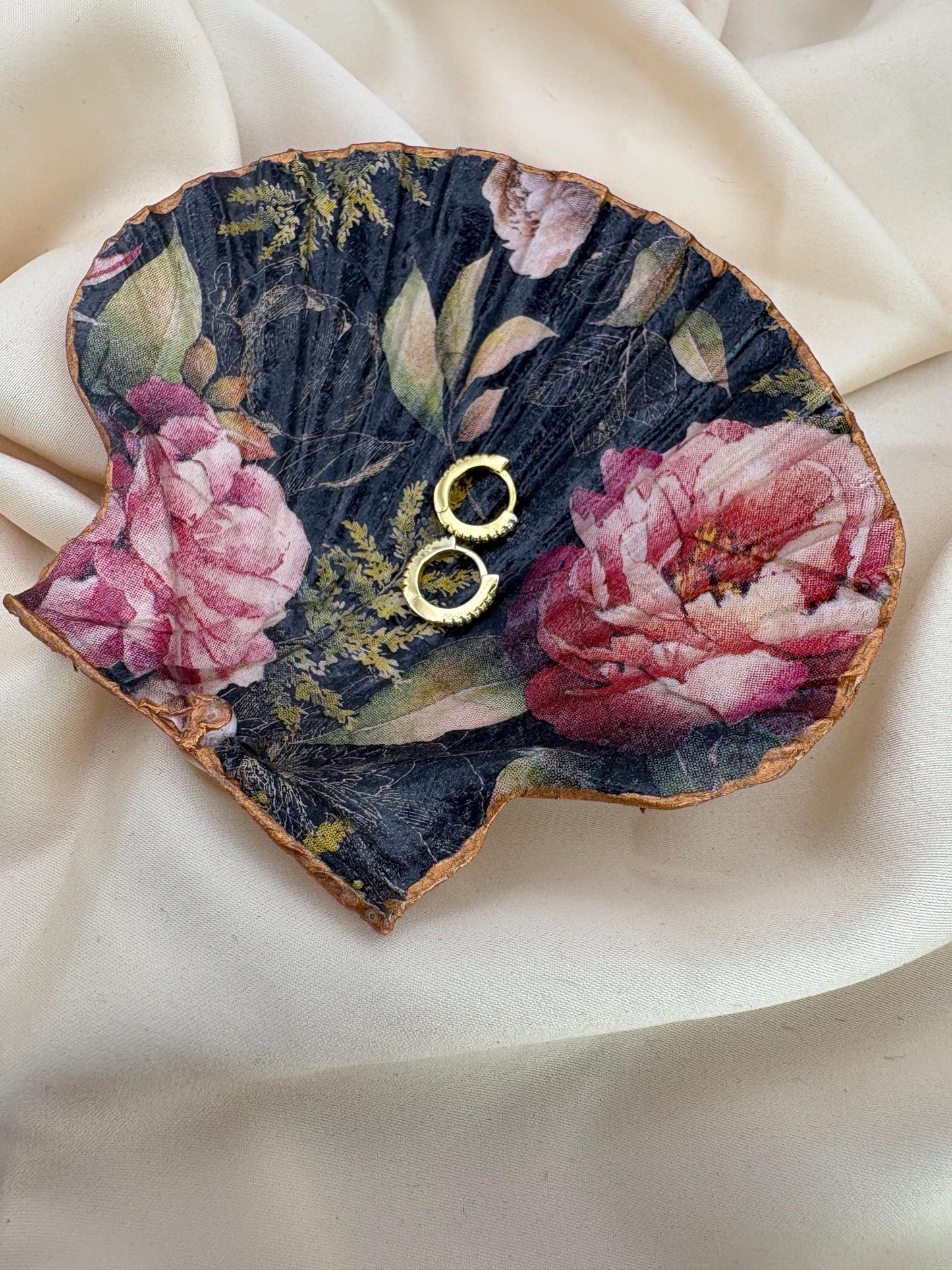 Floral Scallop Trinket Shell Ring Dish - Black/Pink