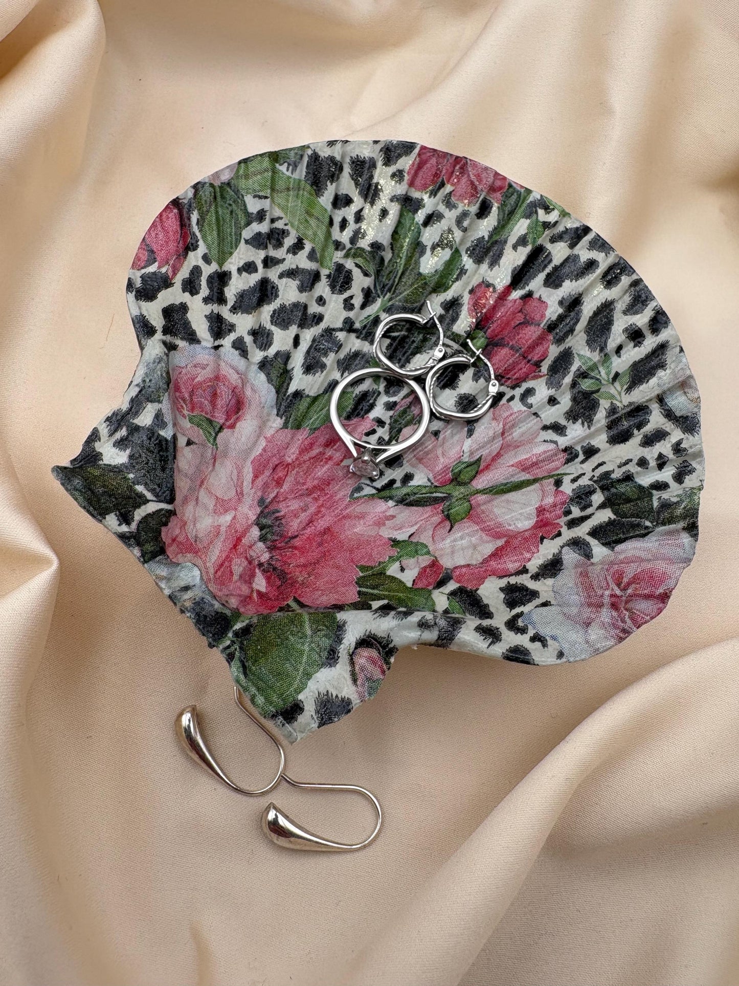 Decoupaged Scallop Shell Ring Dish – Floral Animal Print, Pearl Feet