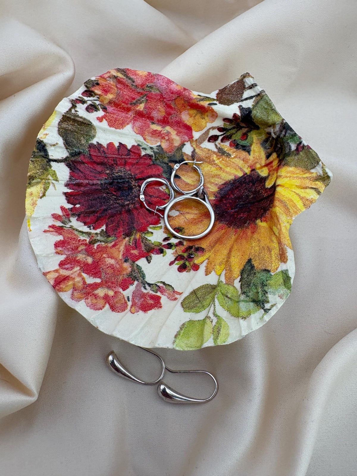 Sunflower Scallop Trinket Shell - Yellow/Red