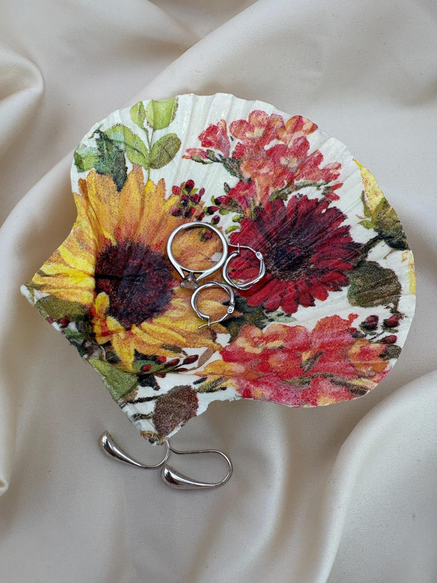 Sunflower Scallop Trinket Shell - Yellow/Red