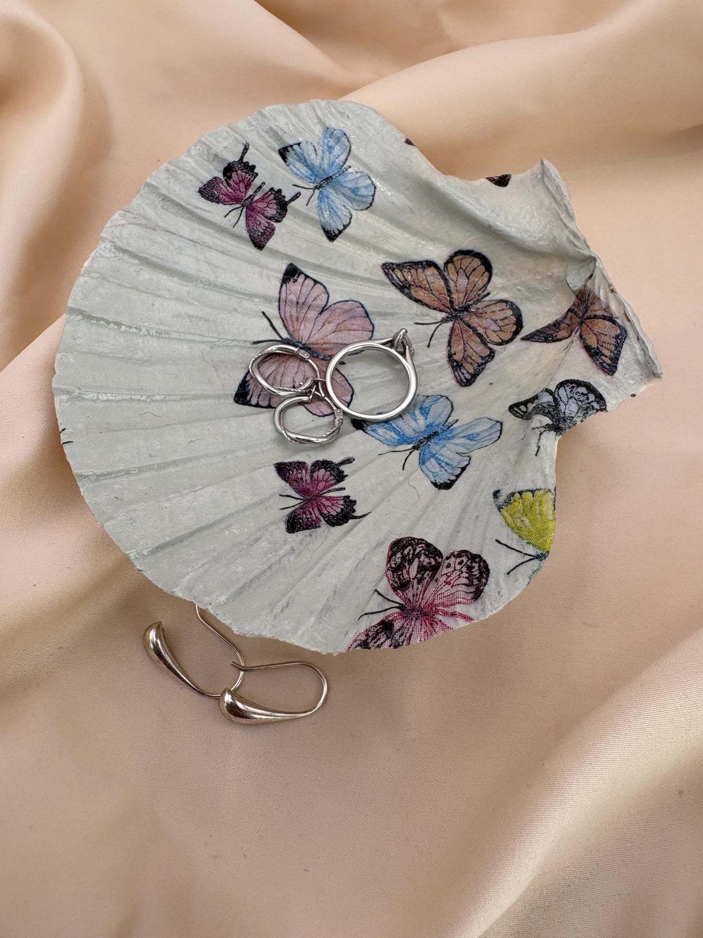 Decoupaged Butterfly Scallop Shell Ring Dish – Pearl Feet Holder