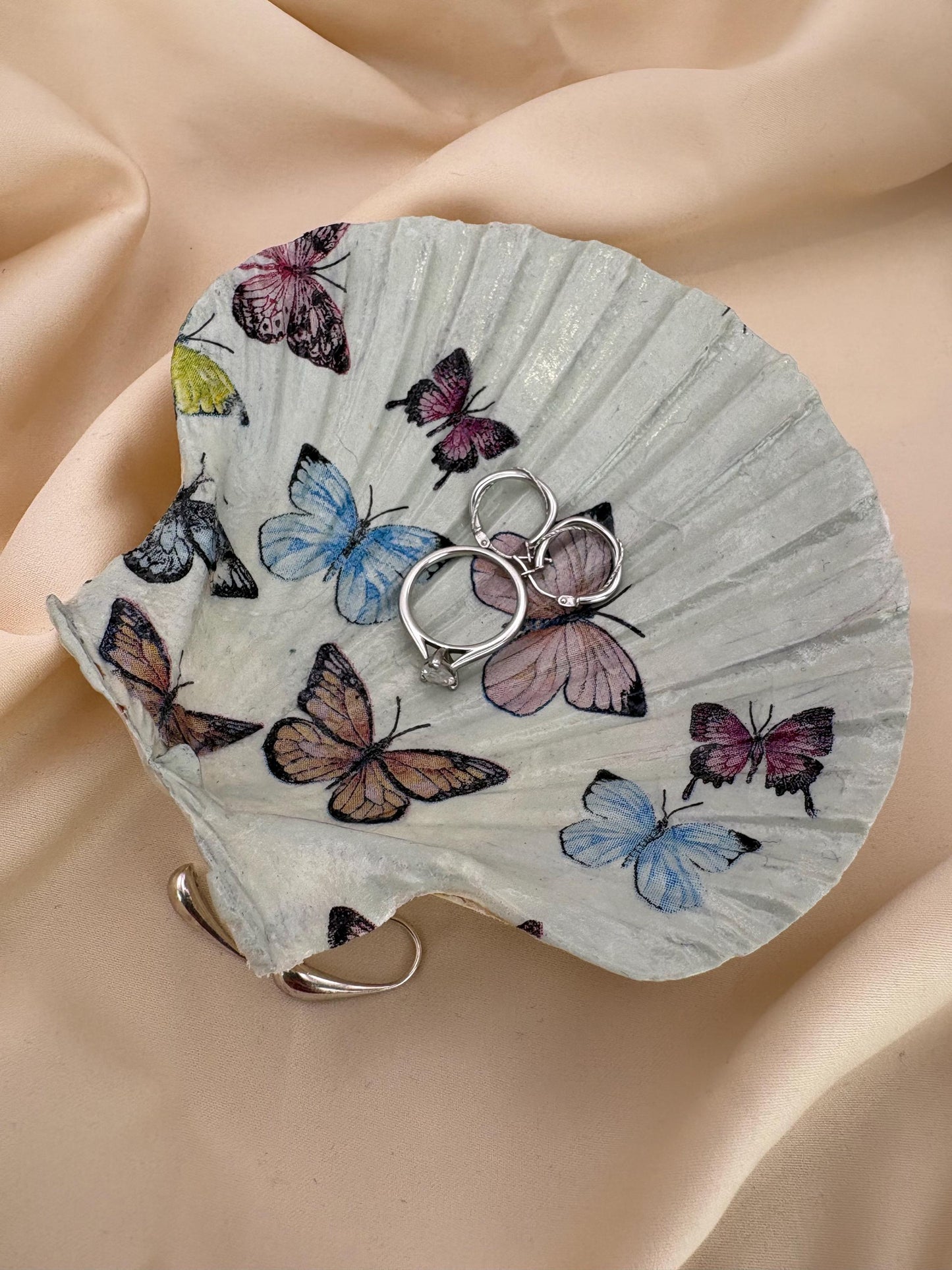 Decoupaged Butterfly Scallop Shell Ring Dish – Pearl Feet Holder