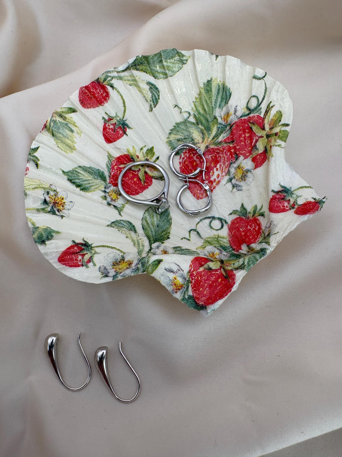 Strawberry Scallop Trinket Shell - Cream