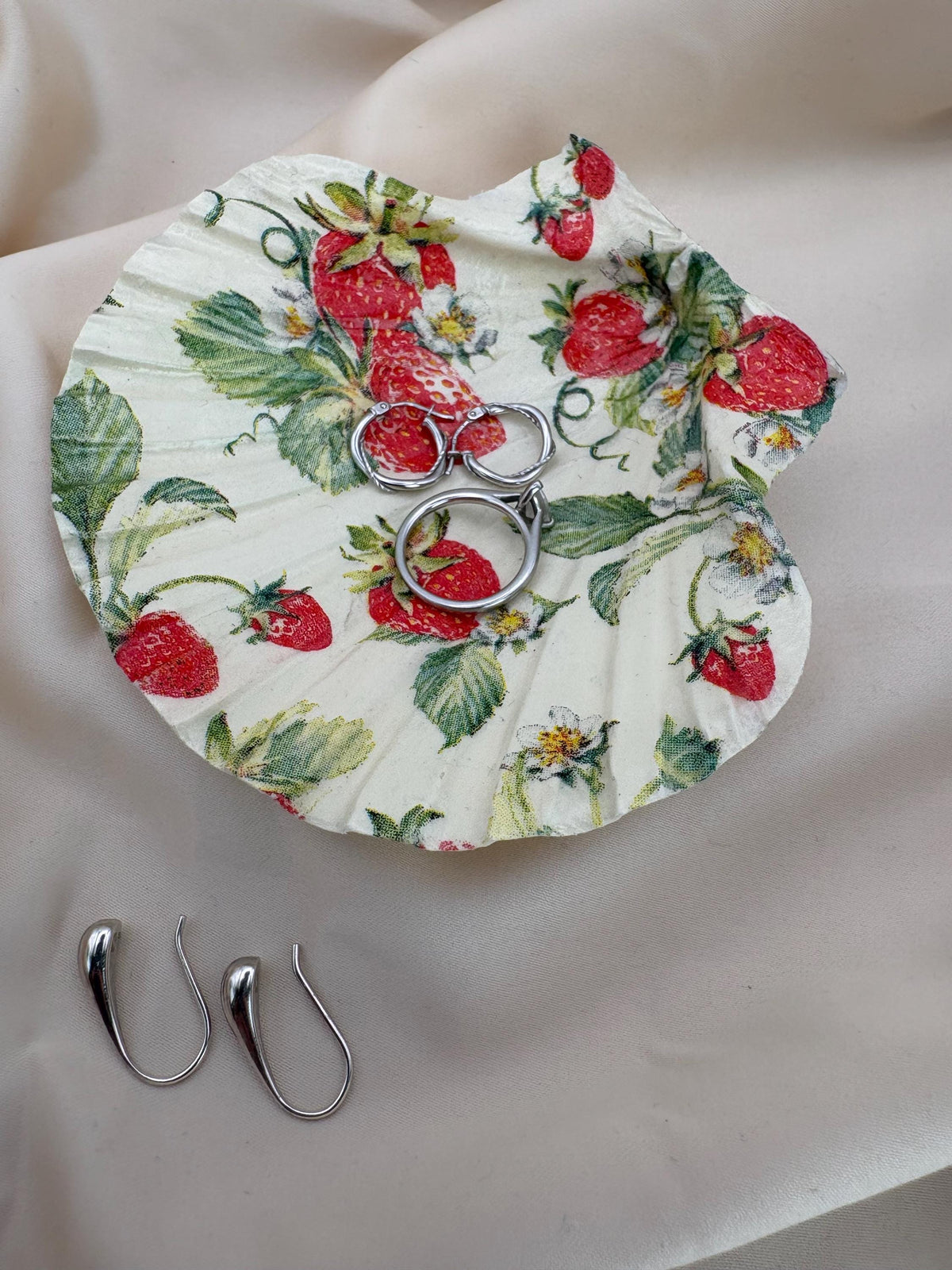 Strawberry Scallop Trinket Shell - Cream