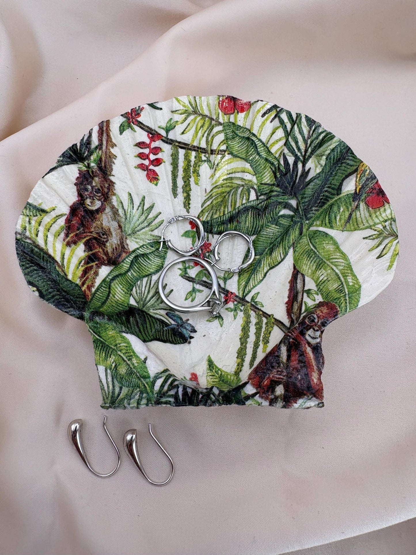 Decoupage Scallop Shell Trinket Dish – Jungle, Orang-Utan, Ring Holder