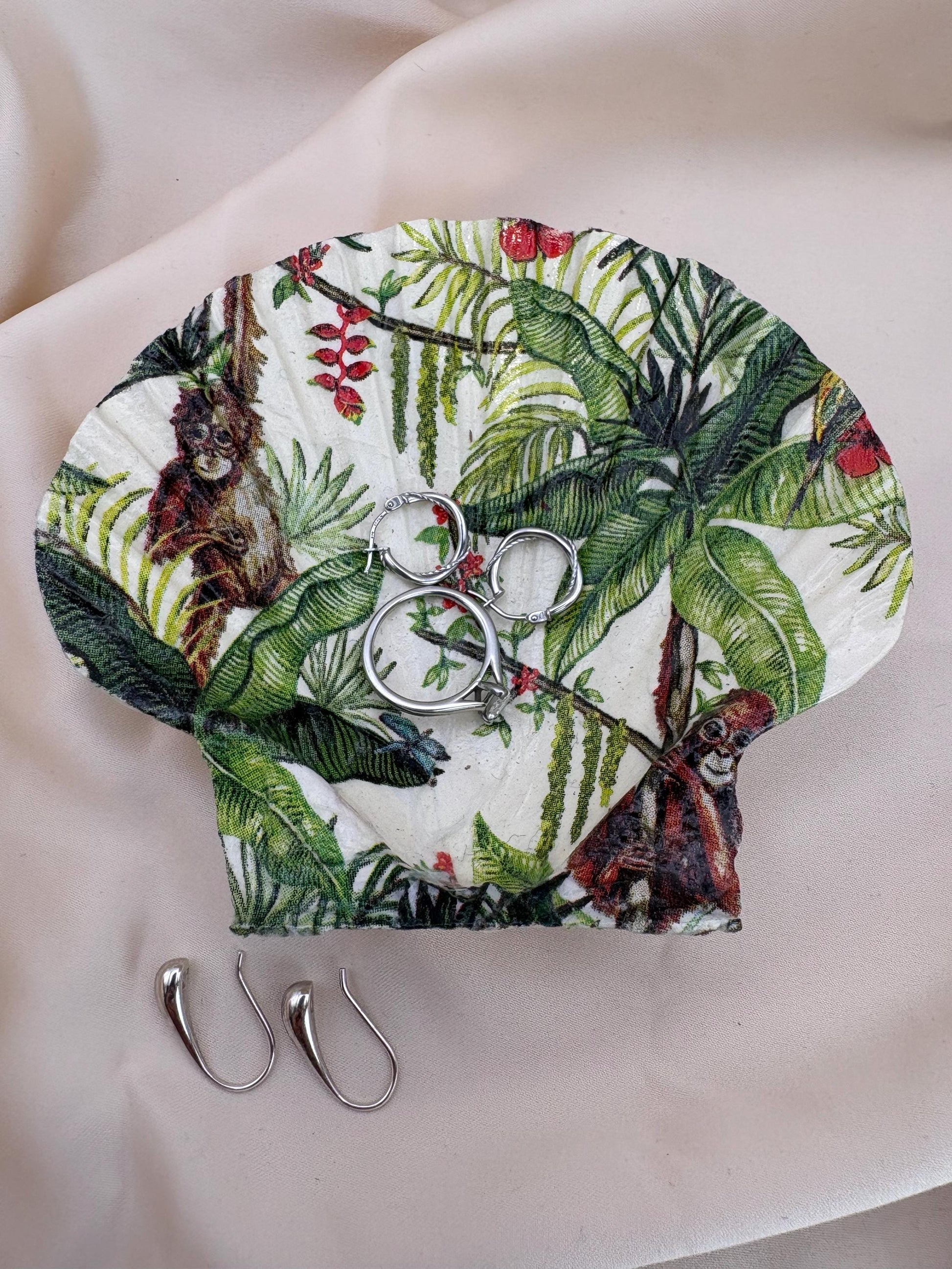 Decoupage Scallop Shell Trinket Dish – Jungle, Orang-Utan, Ring Holder