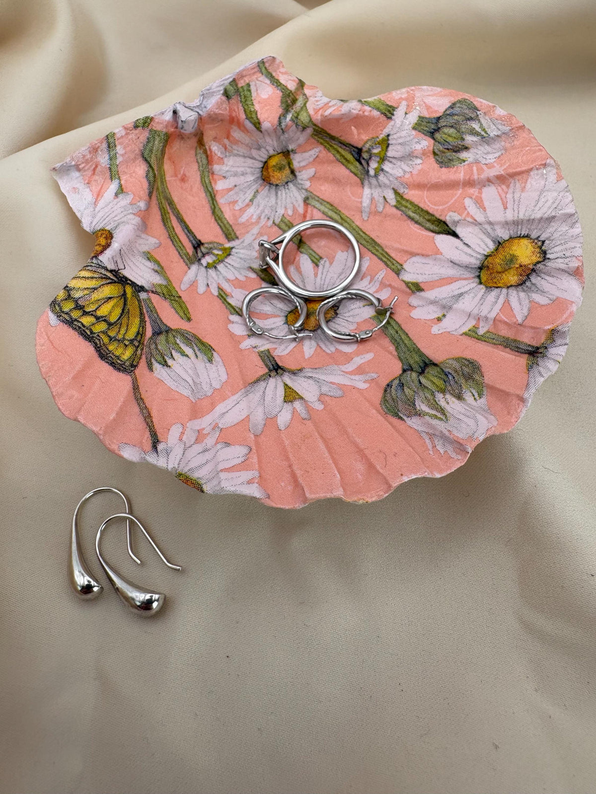 Decoupaged Scallop Shell Ring Dish – Daisy Butterfly Design, Peach Color