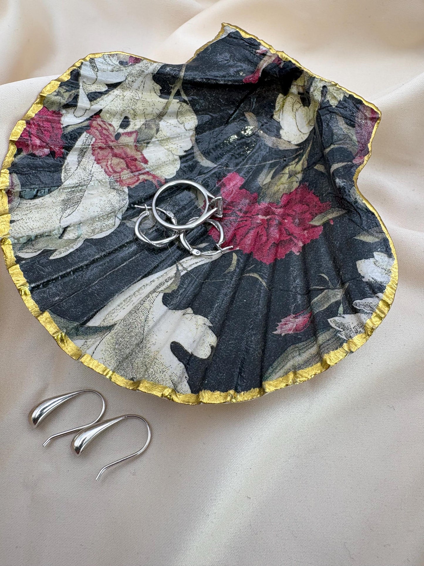Floral Scallop Trinket Shell Ring Dish - Black/Pink/White