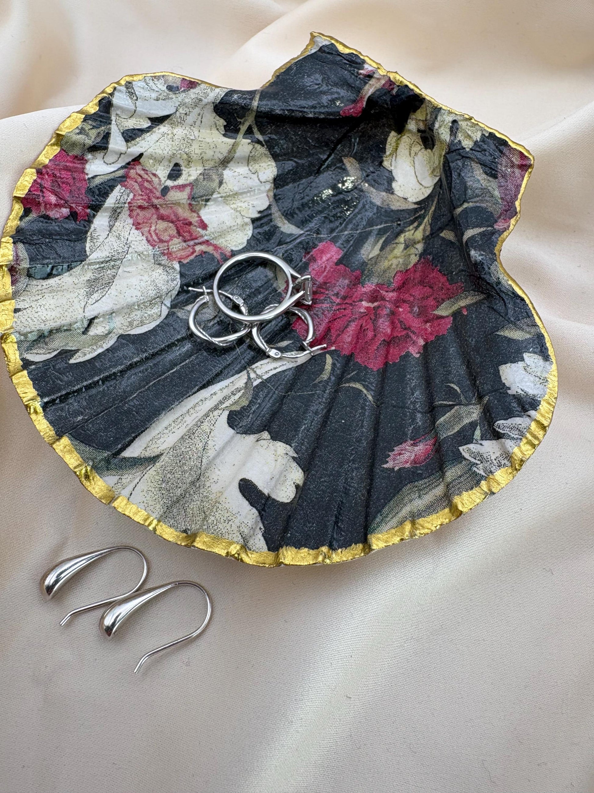 Floral Scallop Trinket Shell Ring Dish - Black/Pink/White