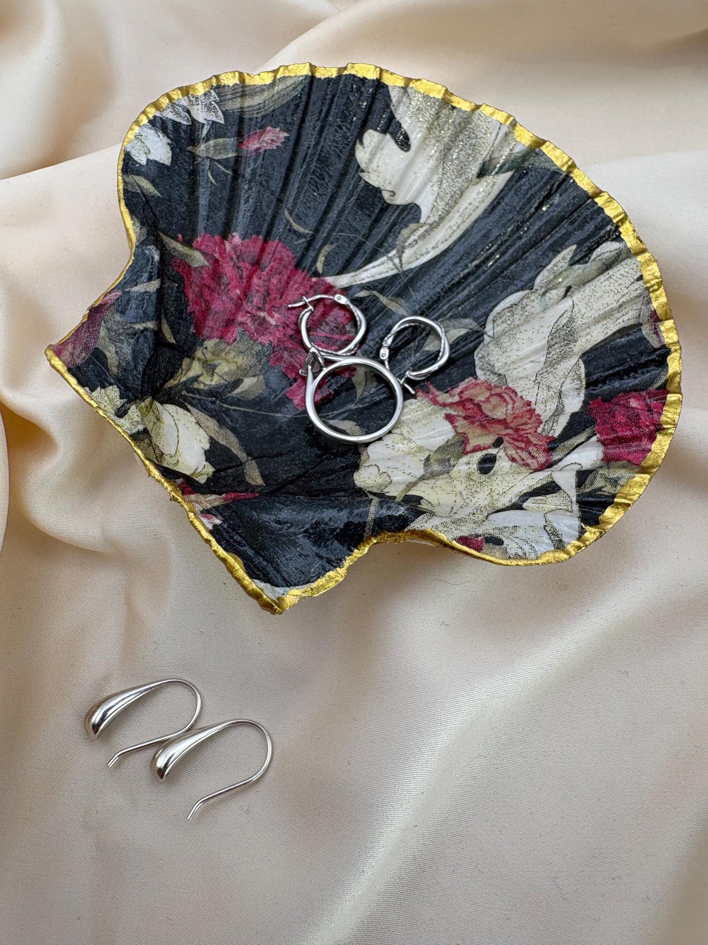 Floral Scallop Trinket Shell Ring Dish - Black/Pink/White