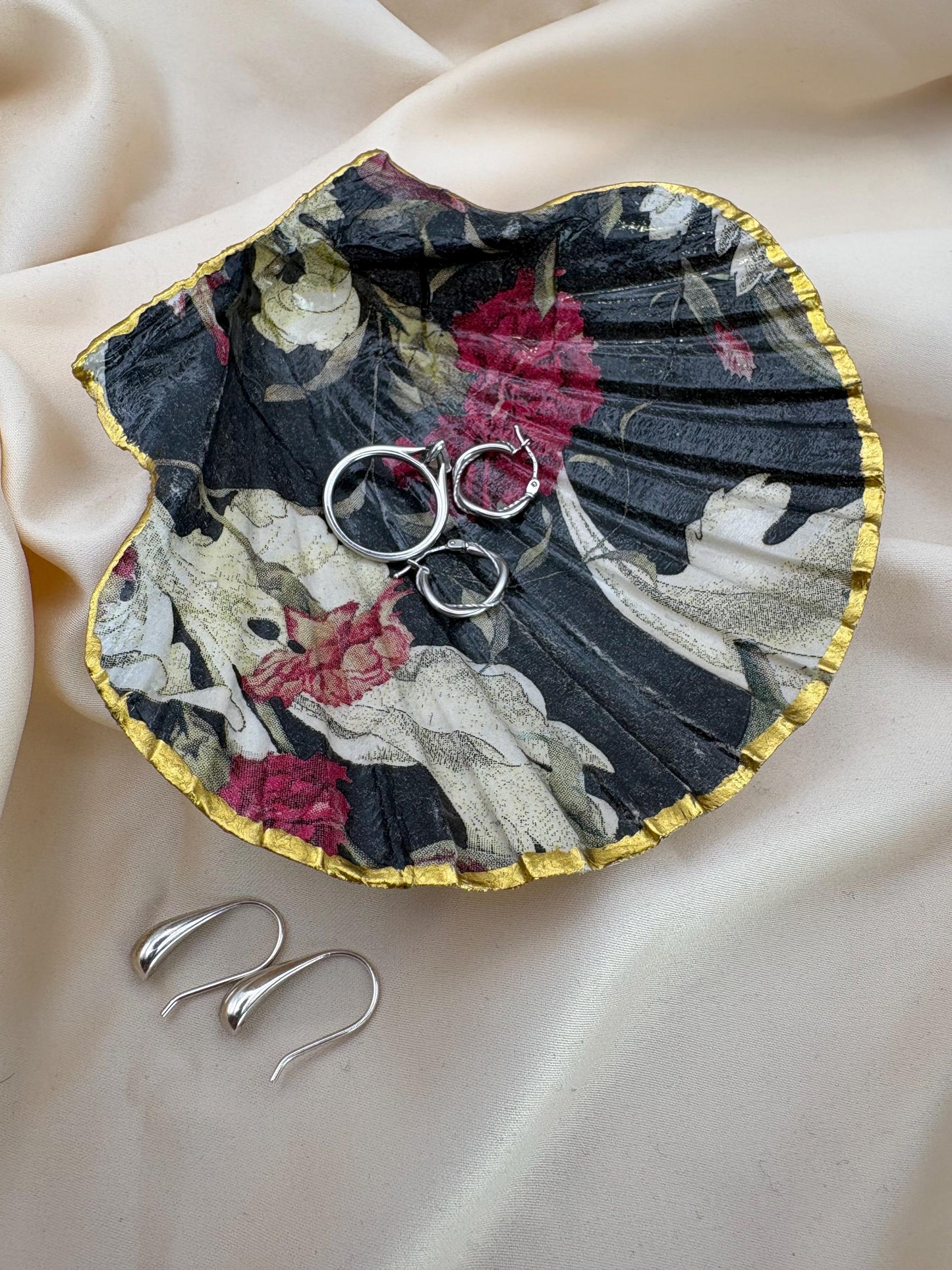 Floral Scallop Trinket Shell Ring Dish - Black/Pink/White