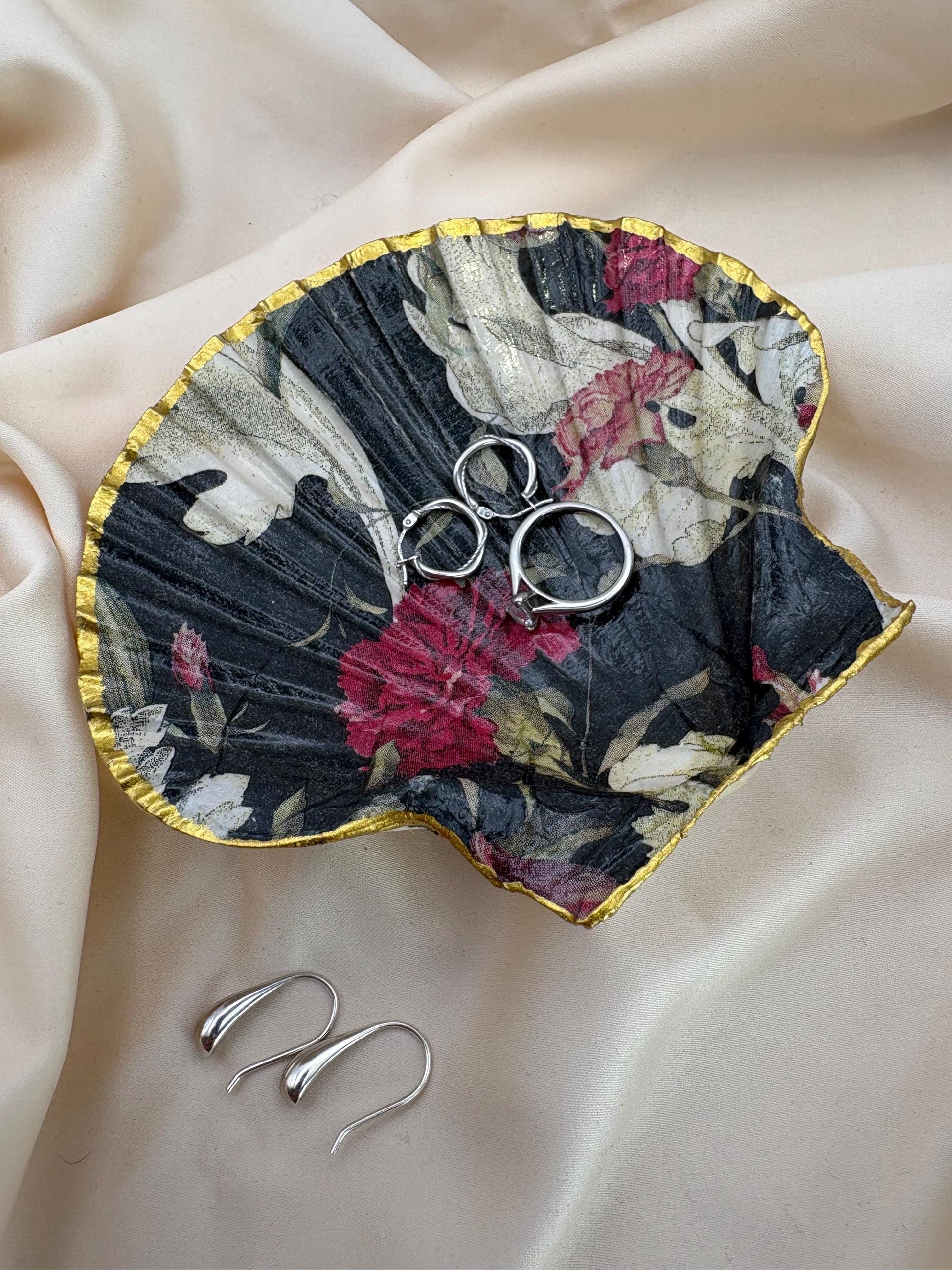 Floral Scallop Trinket Shell Ring Dish - Black/Pink/White