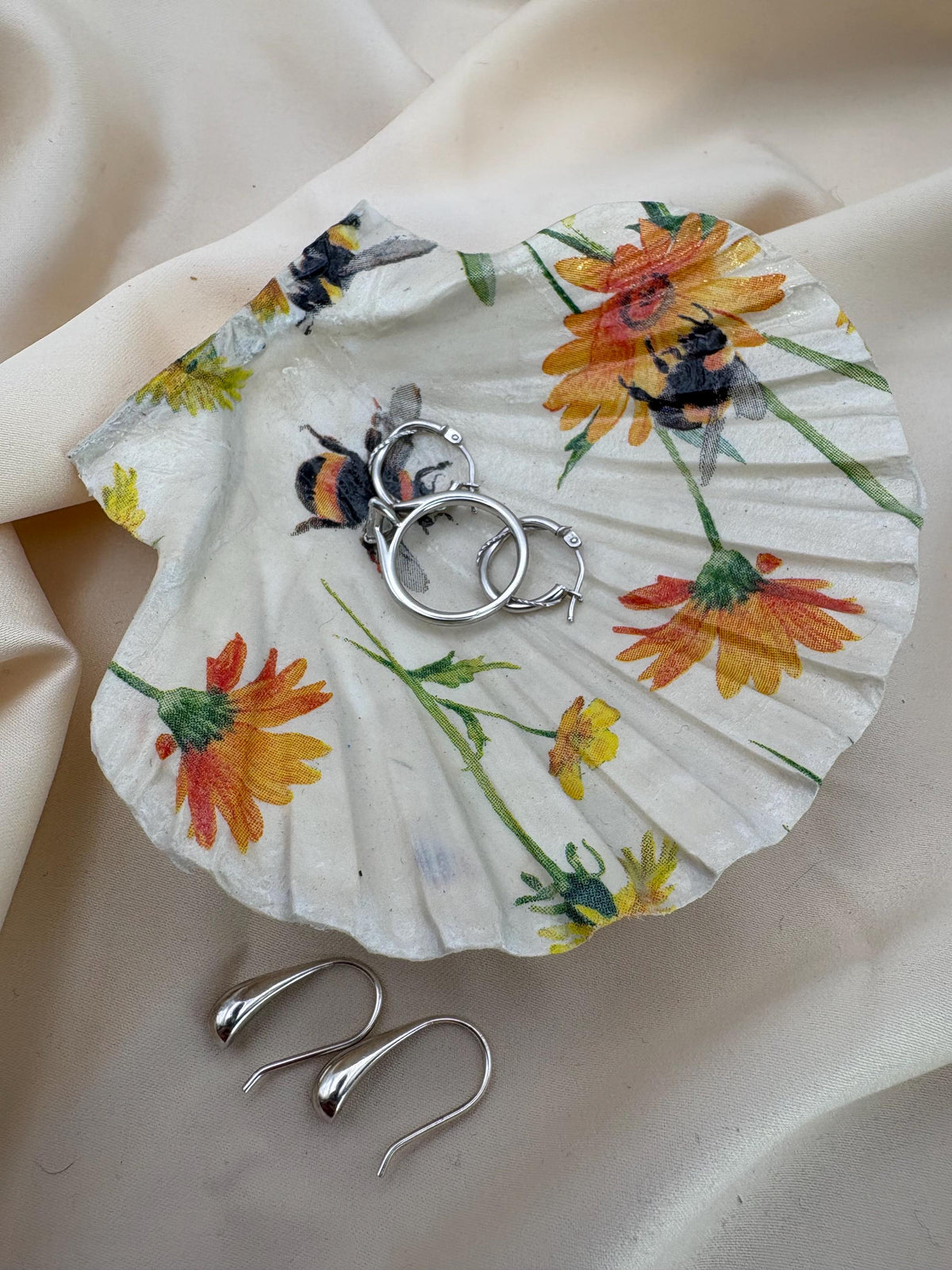 Decoupaged Scallop Shell Ring Dish – Floral Bee Design, Pearl Feet