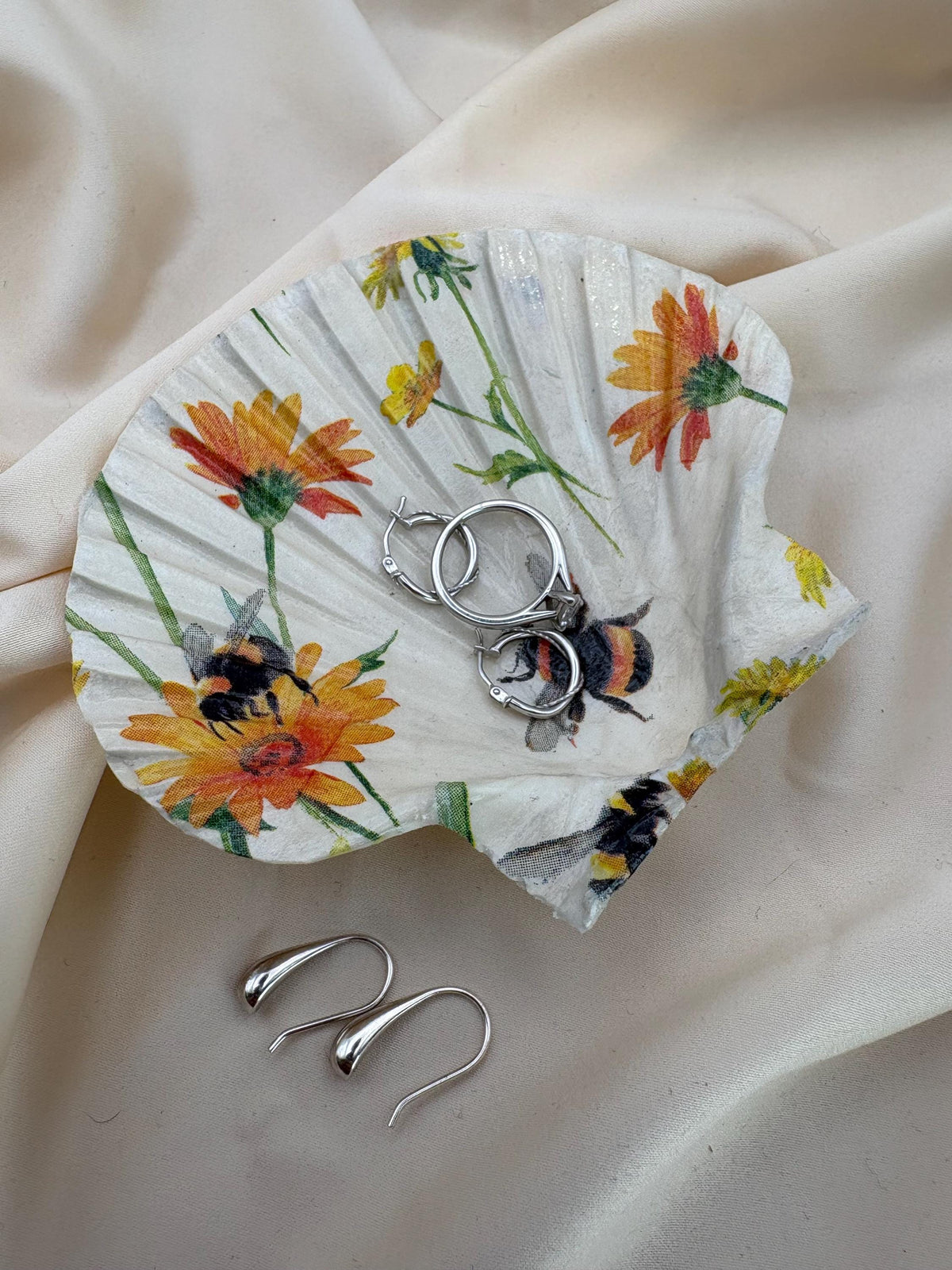 Decoupaged Scallop Shell Ring Dish – Floral Bee Design, Pearl Feet