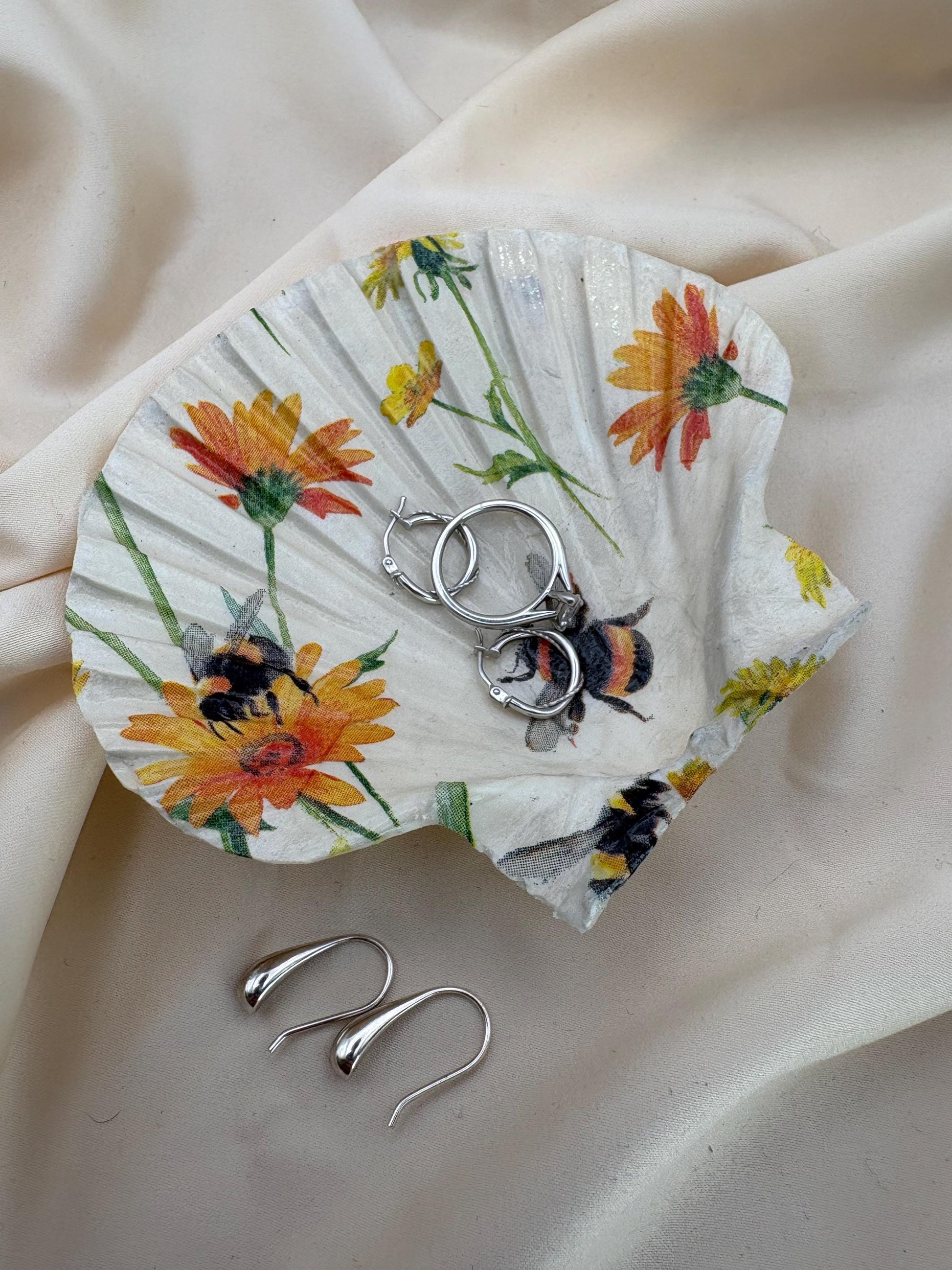 Decoupaged Scallop Shell Ring Dish – Floral Bee Design, Pearl Feet