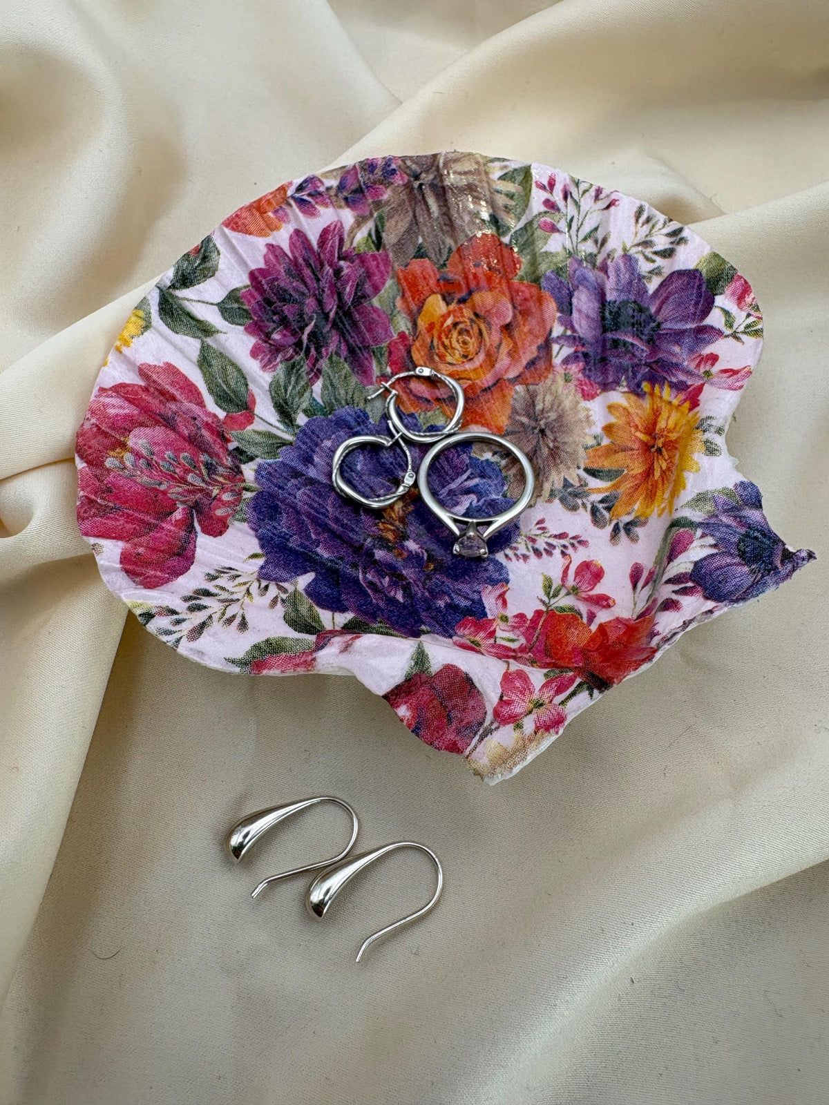 Floral Scallop Shell Ring Dish – Decoupaged Trinket Holder with Pearl Feet