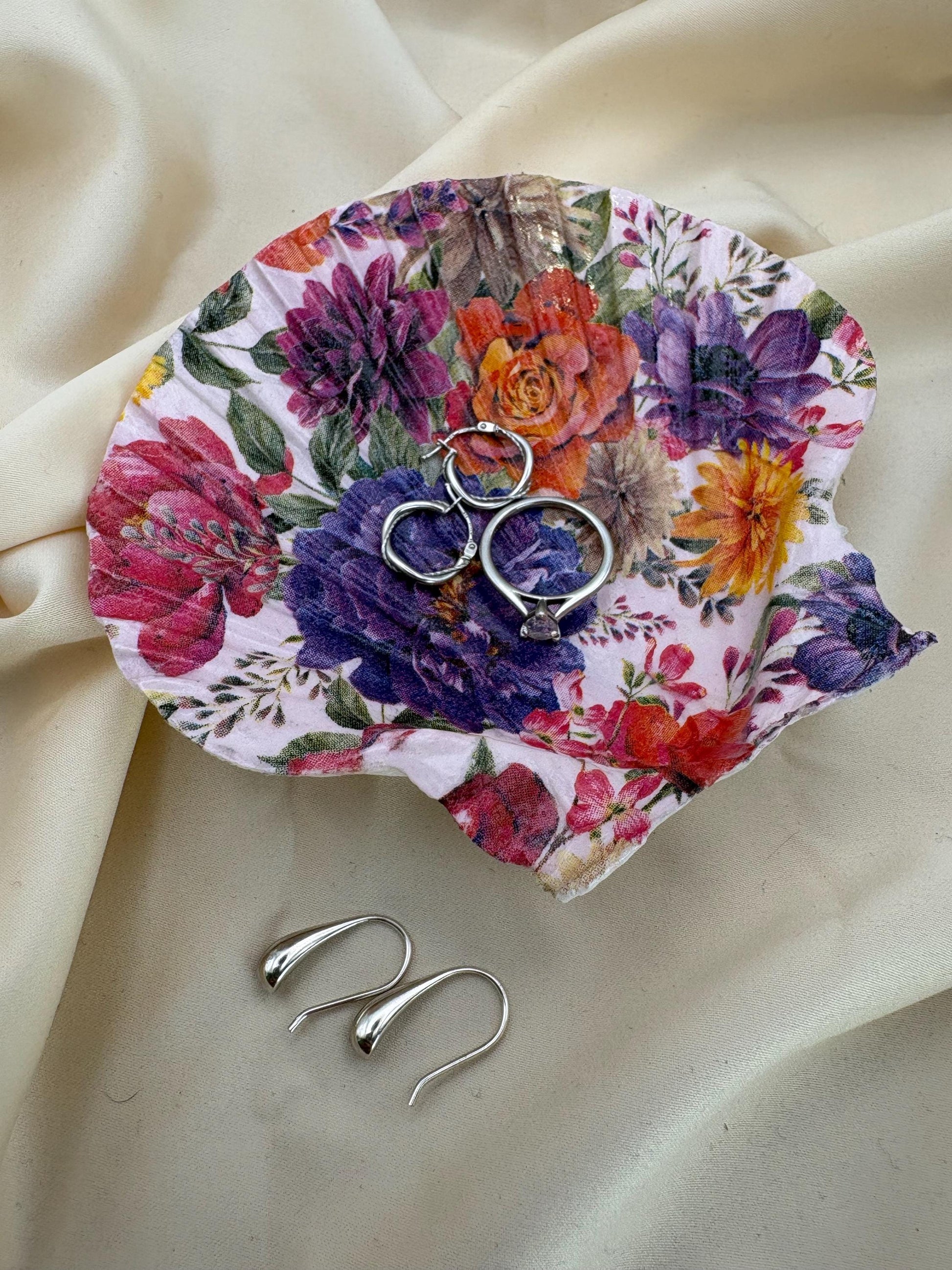 Floral Scallop Shell Ring Dish – Decoupaged Trinket Holder with Pearl Feet