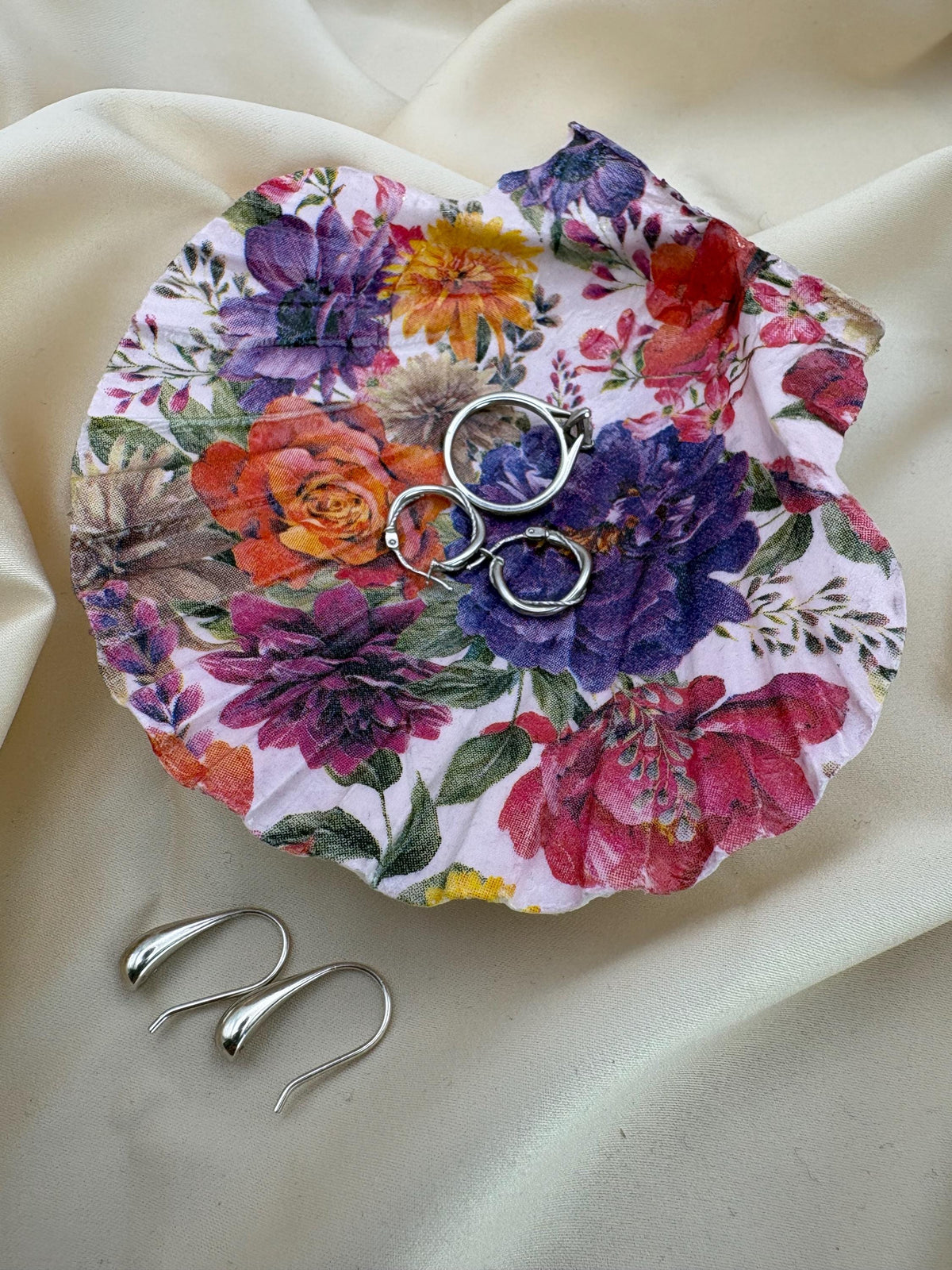 Floral Scallop Shell Ring Dish – Decoupaged Trinket Holder with Pearl Feet