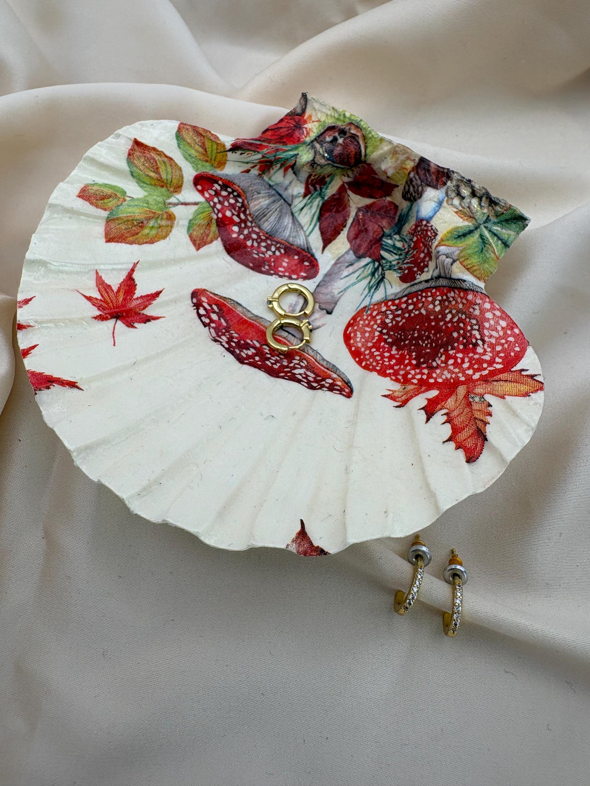 Toadstool Scallop Trinket Shell Ring Dish - Cream