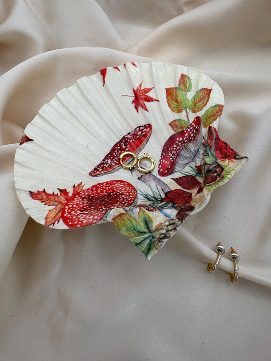 Toadstool Scallop Trinket Shell Ring Dish - Cream